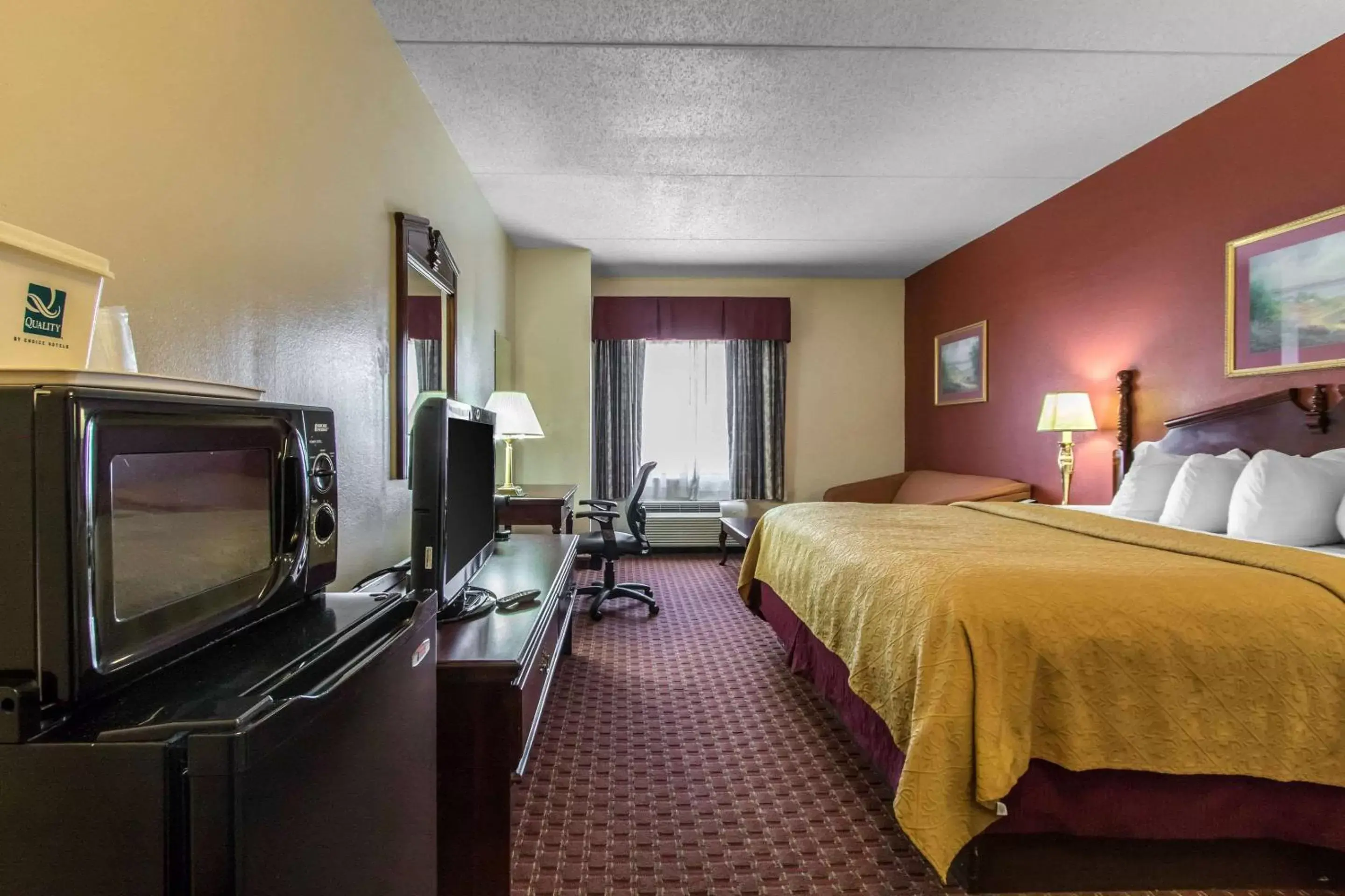 Photo of the whole room, TV/Entertainment Center in Quality Inn Hixson-Chattanooga