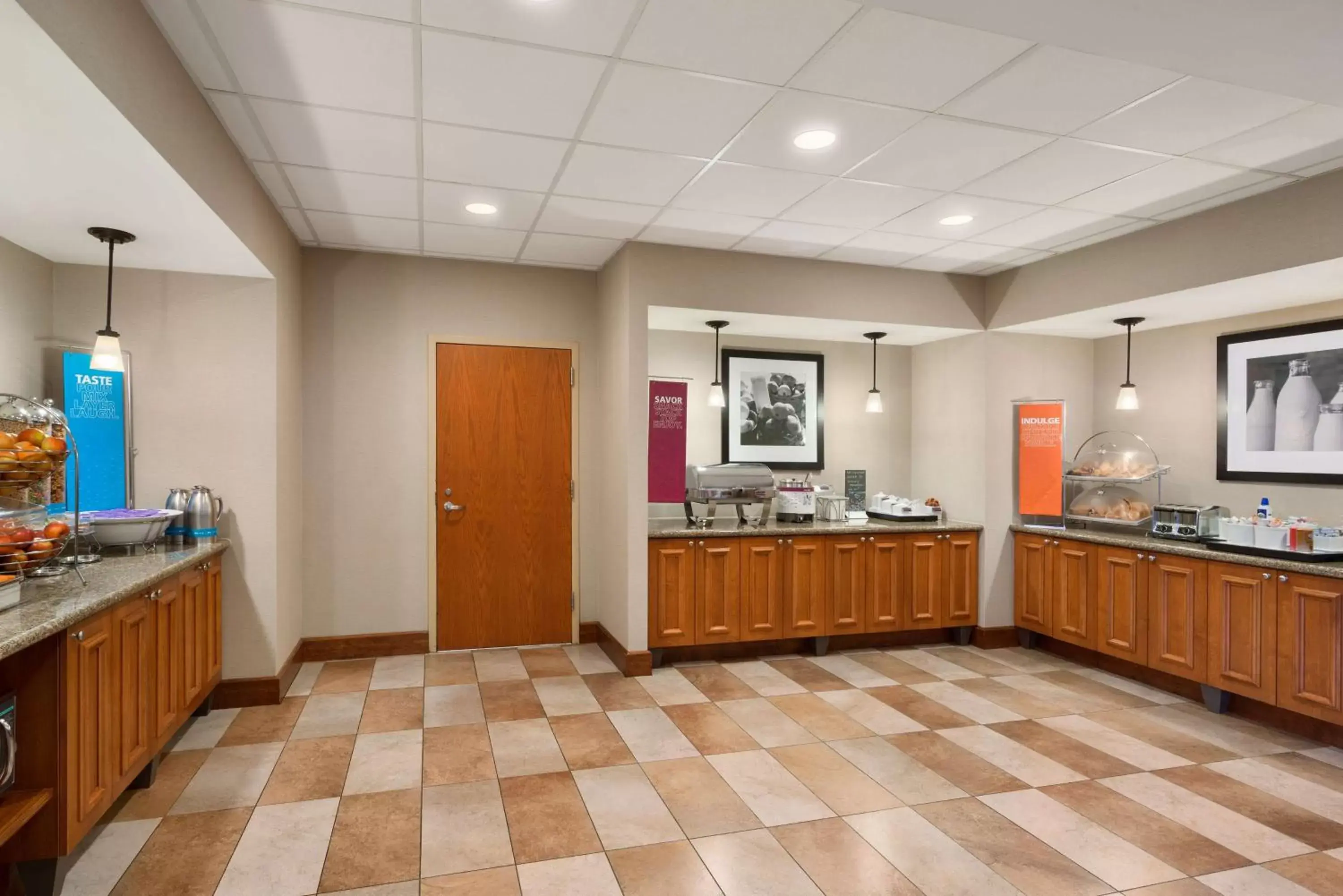 Dining area, Kitchen/Kitchenette in Hampton Inn & Suites Williamsburg-Central