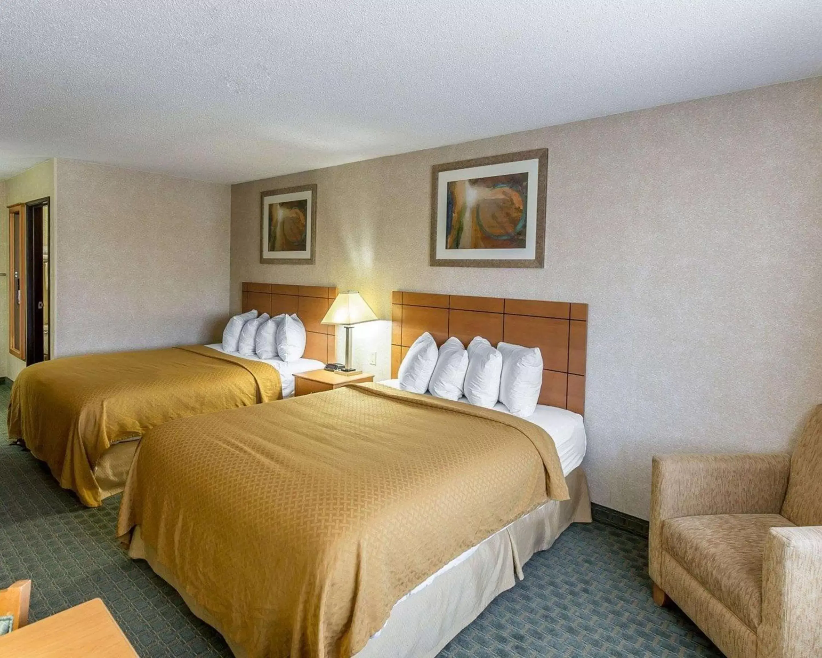 Photo of the whole room, Bed in Quality Inn at Collins Road - Cedar Rapids