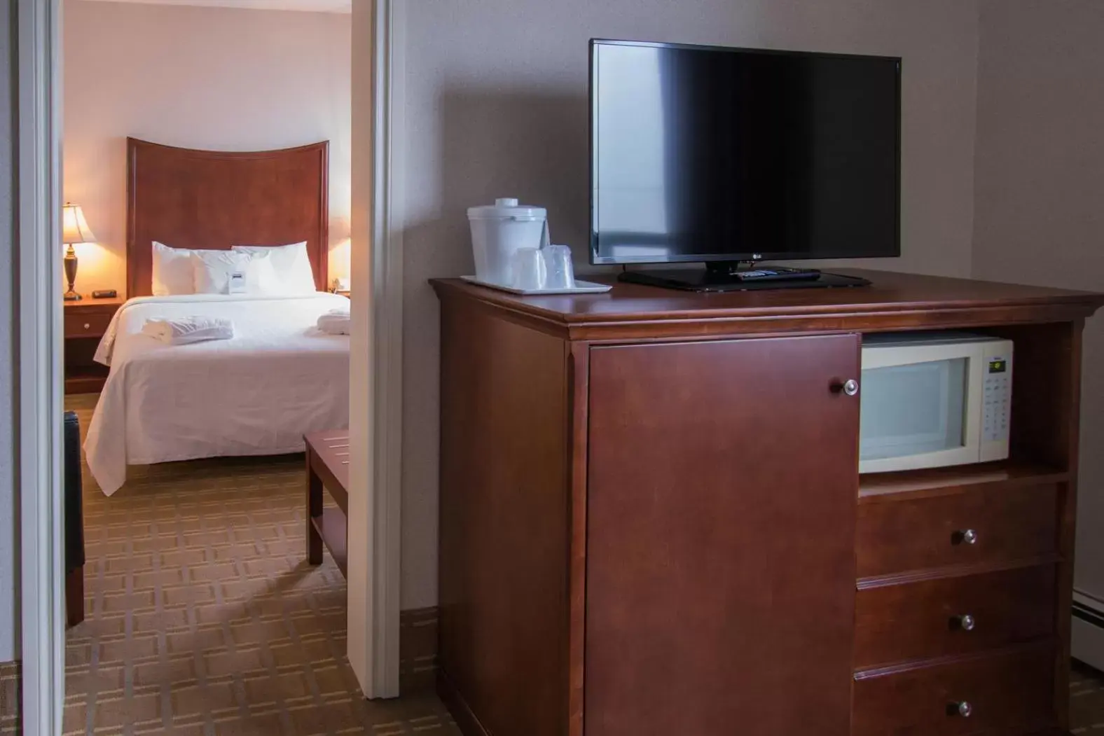 Bedroom, TV/Entertainment Center in Prince Arthur Waterfront Hotel & Suites