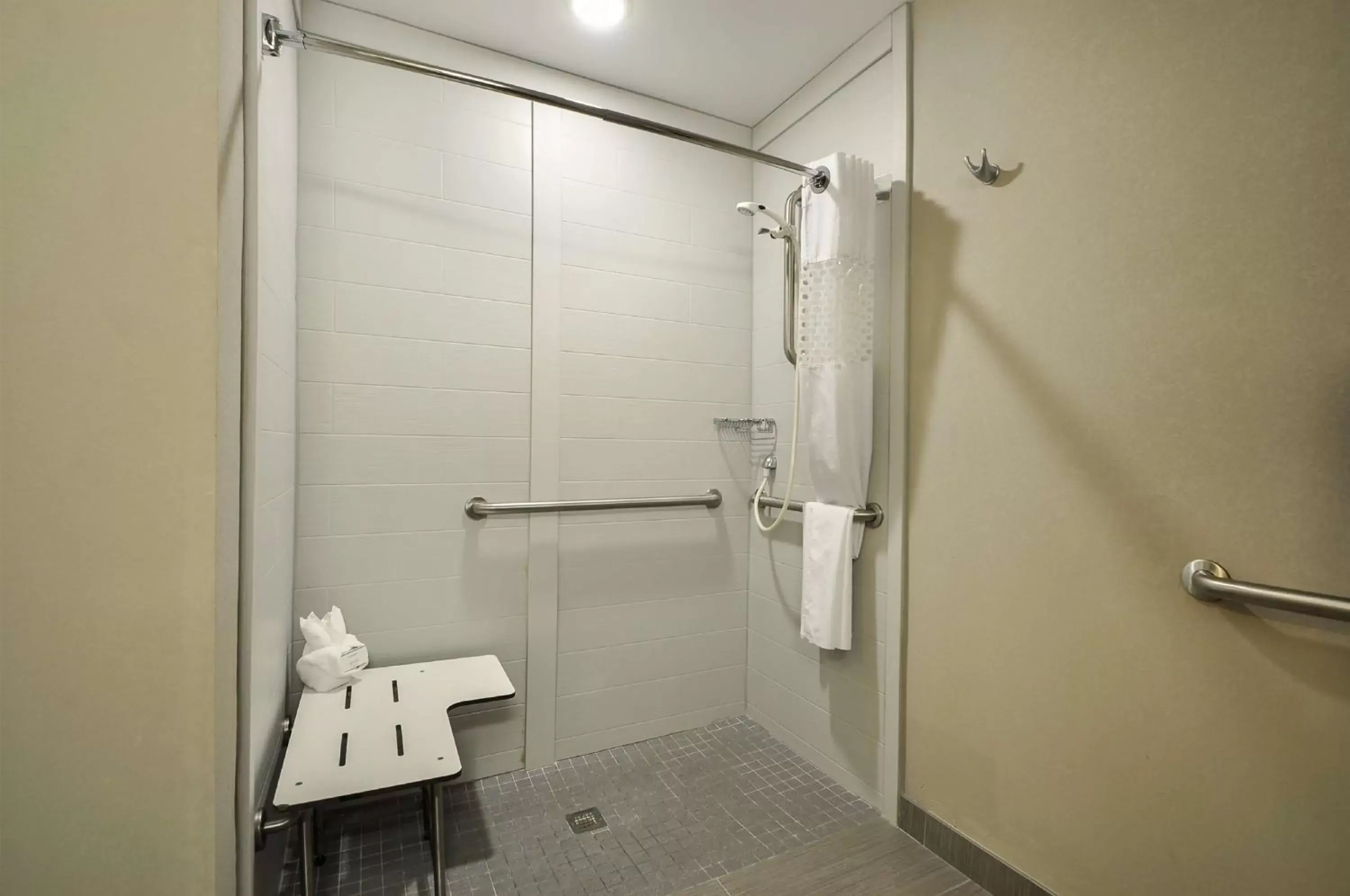 Bathroom in Hampton Inn Stafford / Quantico-Aquia