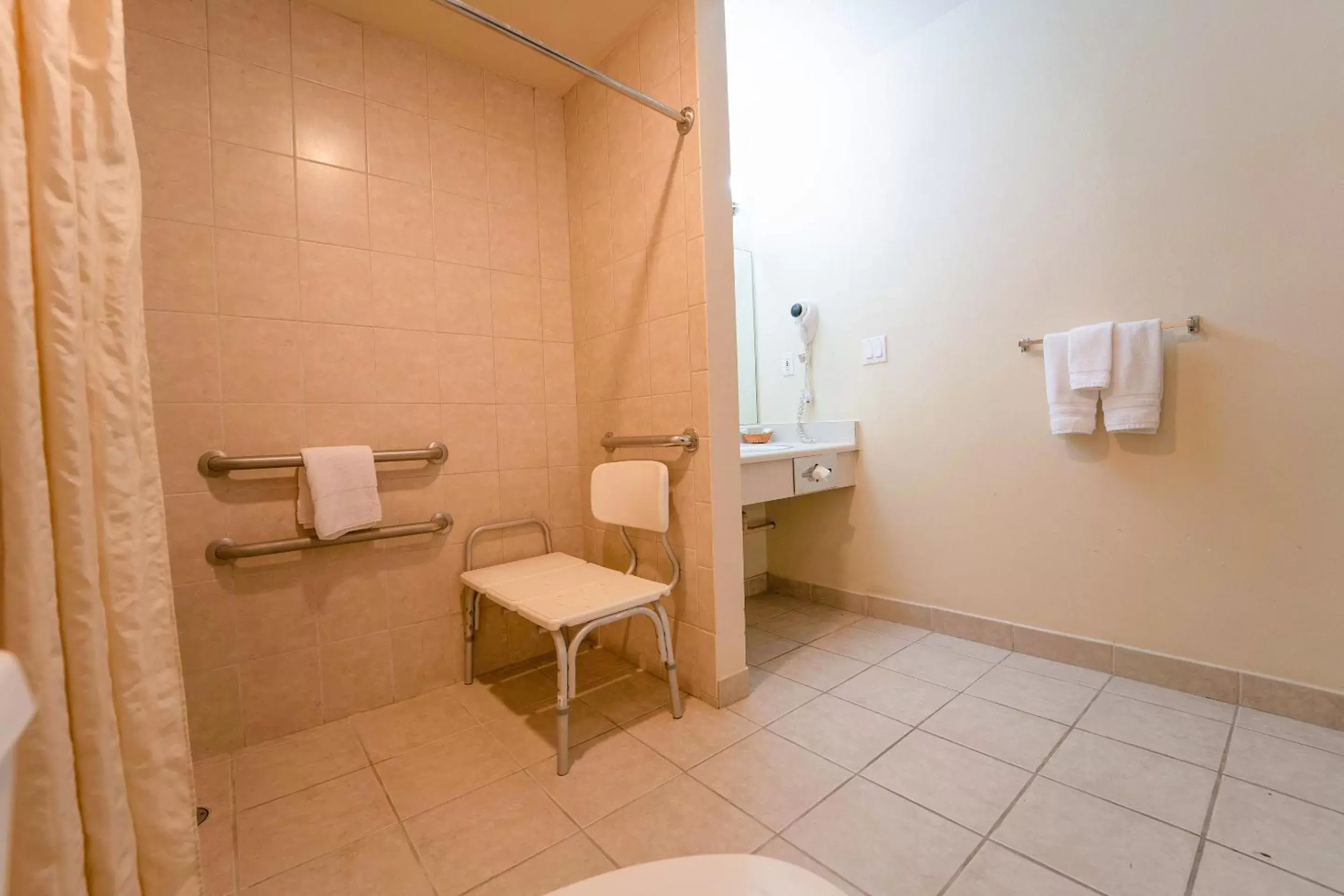 Bathroom in Royal Plaza Inn Indio
