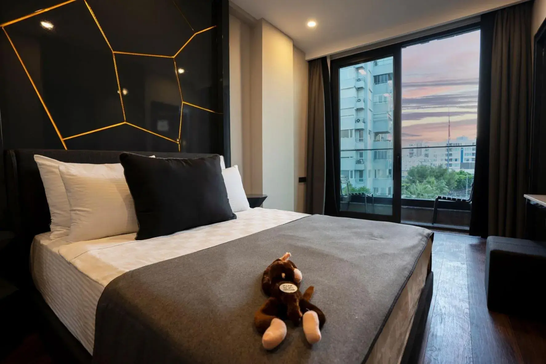 City view, Bed in Lucky Monkey Hotel