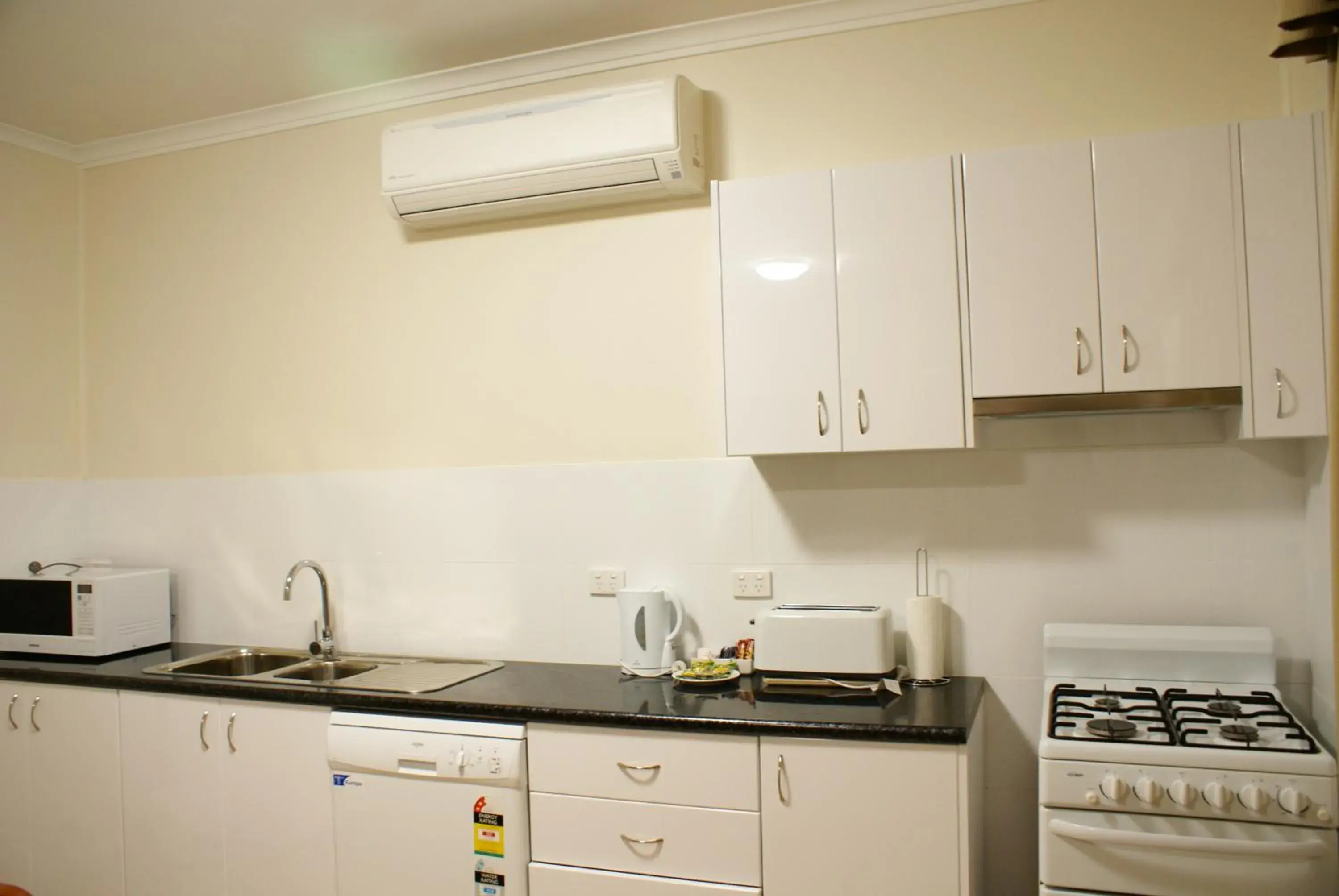 Kitchen or kitchenette, Kitchen/Kitchenette in Country Lodge Motor Inn