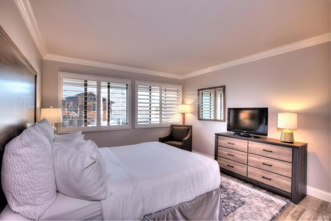 Bedroom in 456 Embarcadero Inn & Suites