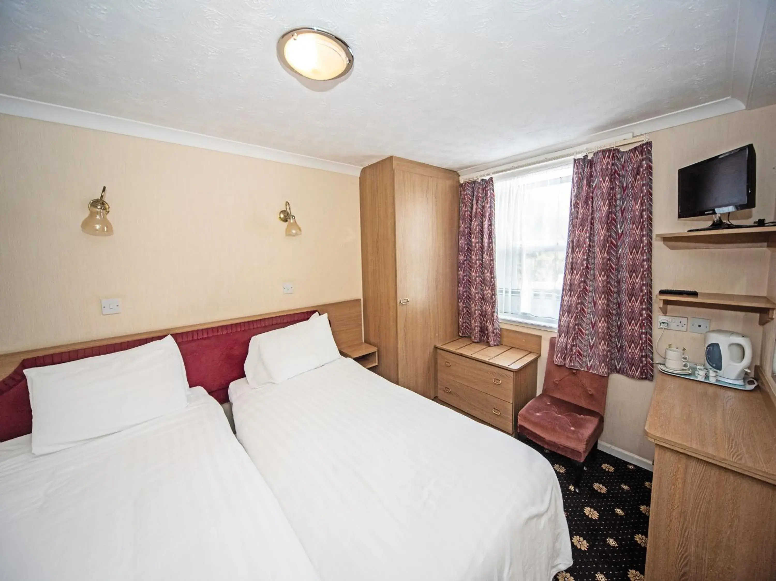 Bedroom, Bed in The Sherwood Palm Hotel, Torquay Beach