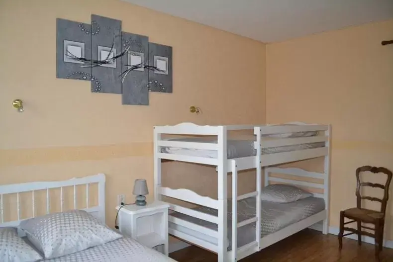 Bedroom, Bunk Bed in Chambre d'hôtes la ville en bois