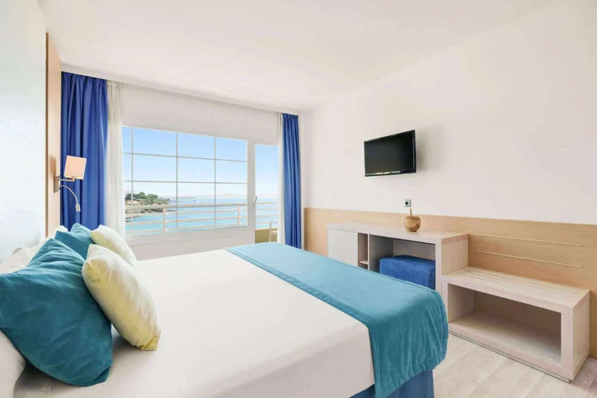 Bed in Hotel Agua Beach