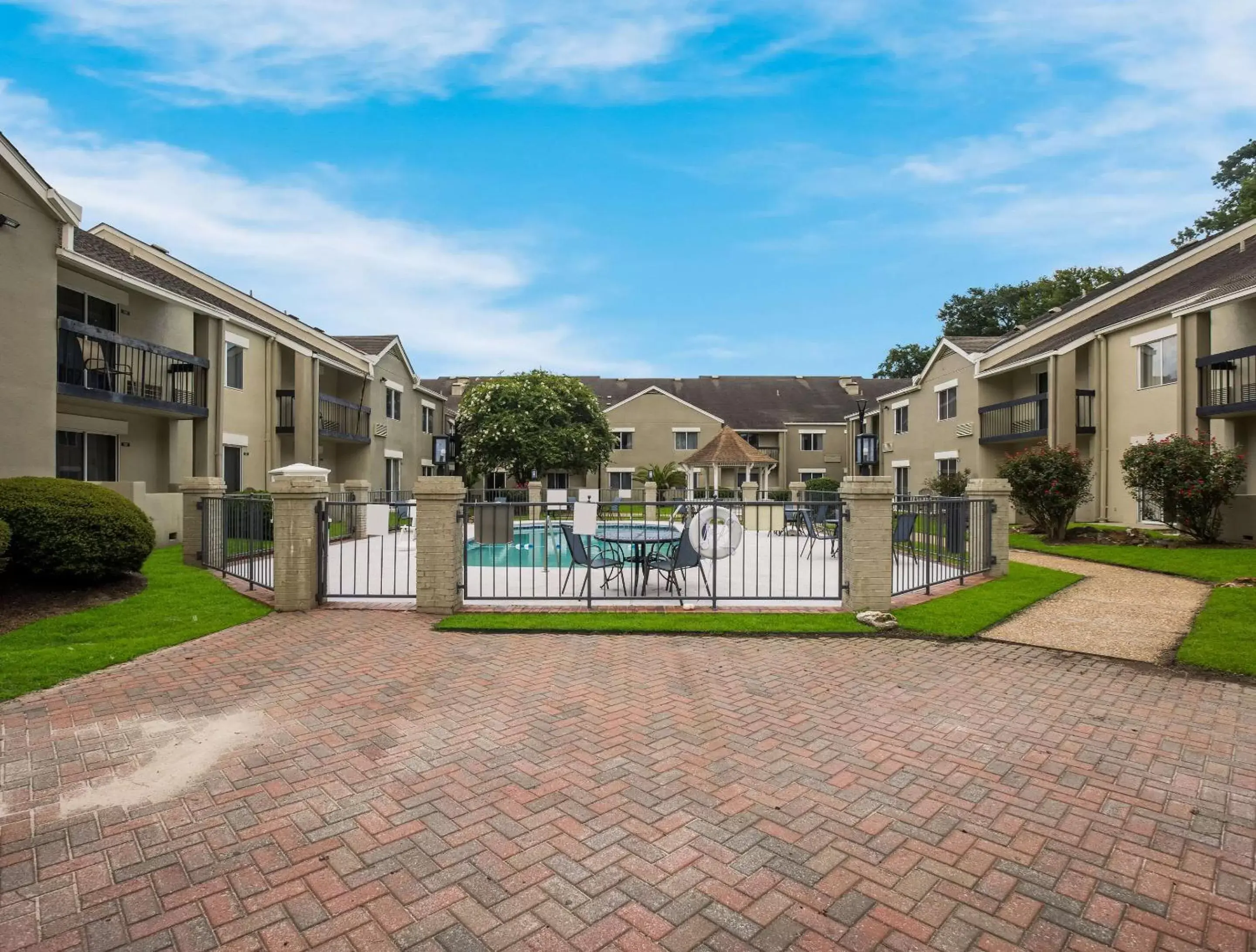 Swimming pool in MainStay Suites Savannah Midtown Swimming pool in MainStay Suites Savannah Midtown