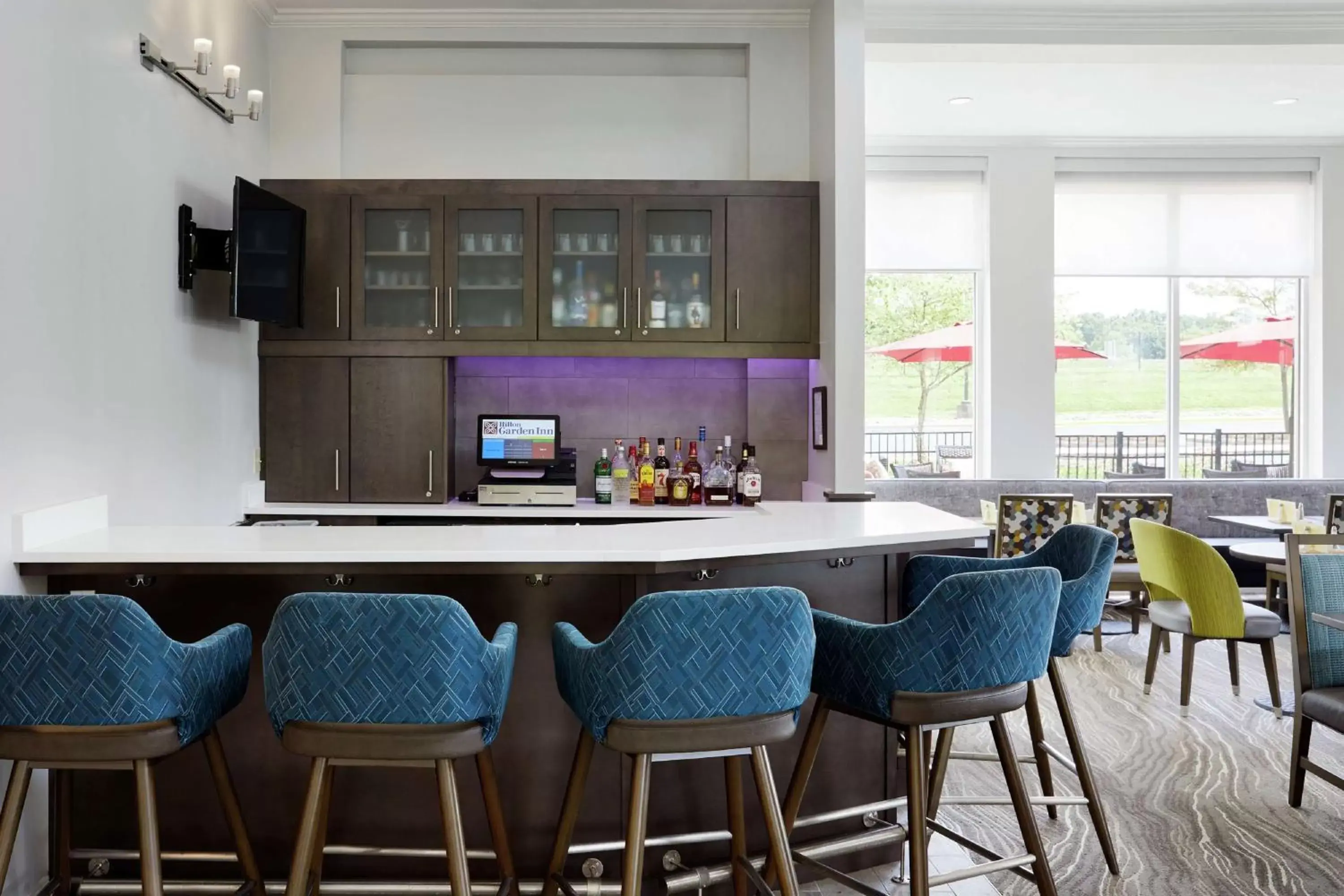 Lounge or bar in Hilton Garden Inn Cincinnati Northeast