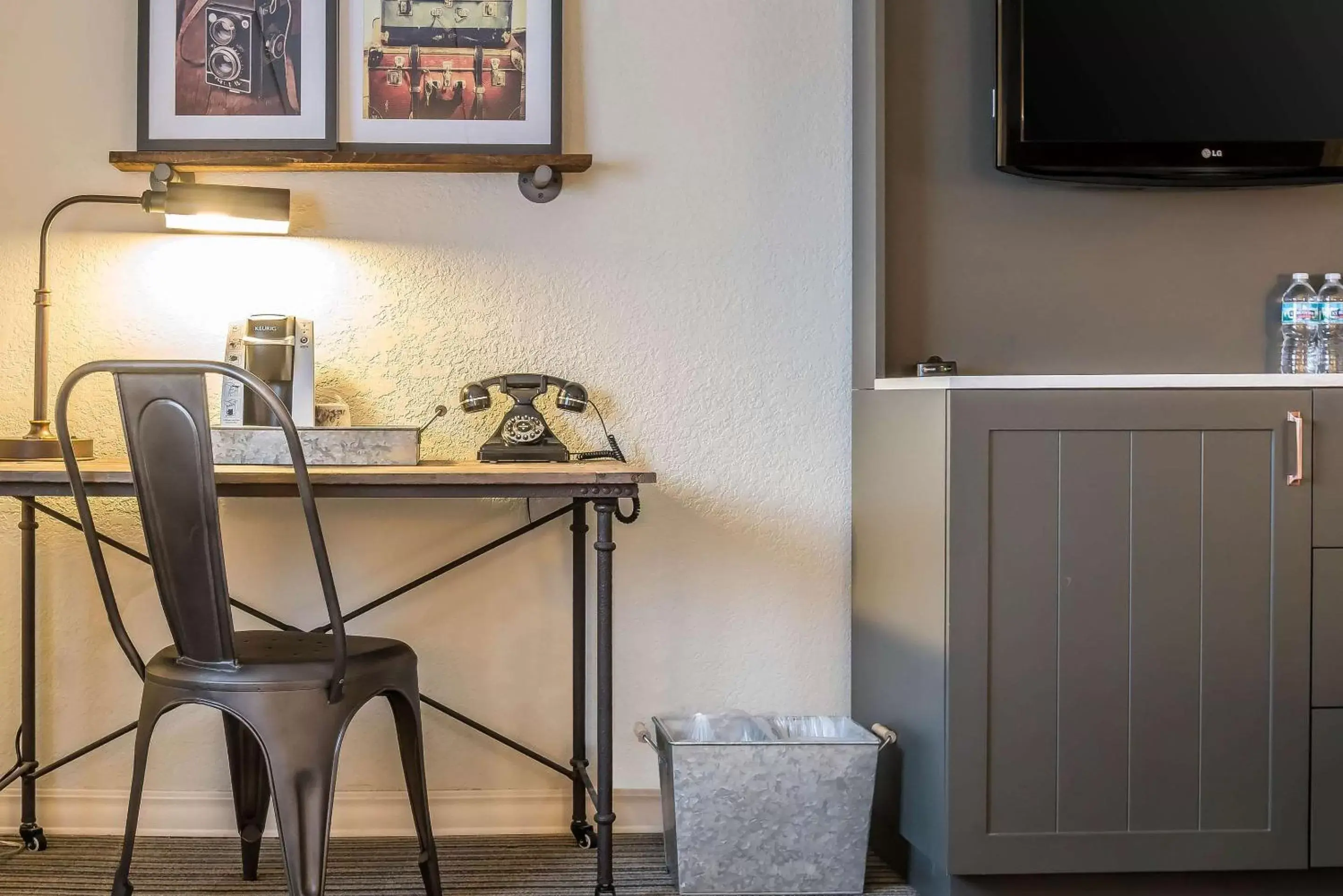 Photo of the whole room, TV/Entertainment Center in enVision Hotel Saint Paul South