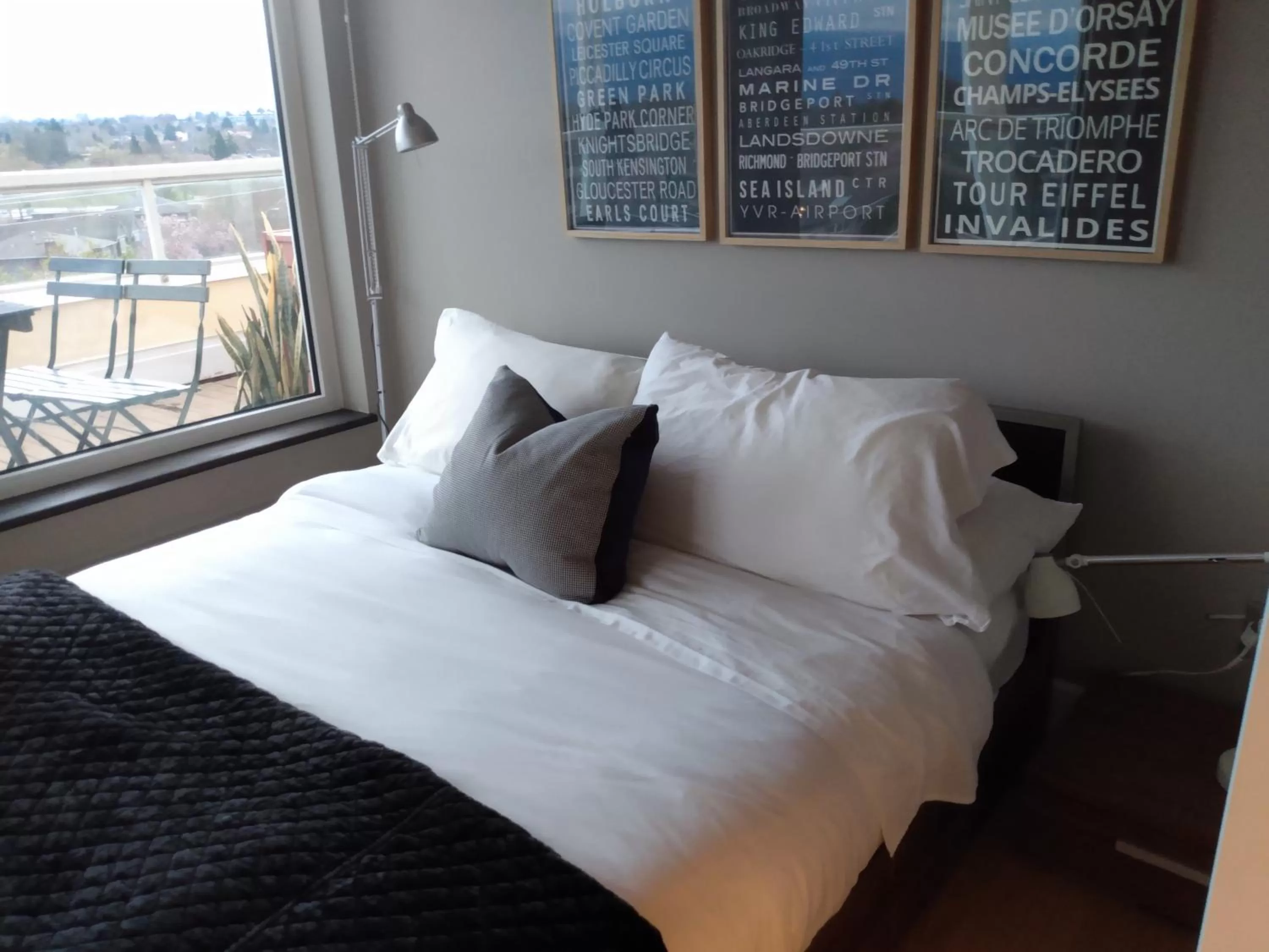 Bedroom, Bed in Suite Smart Vancouver