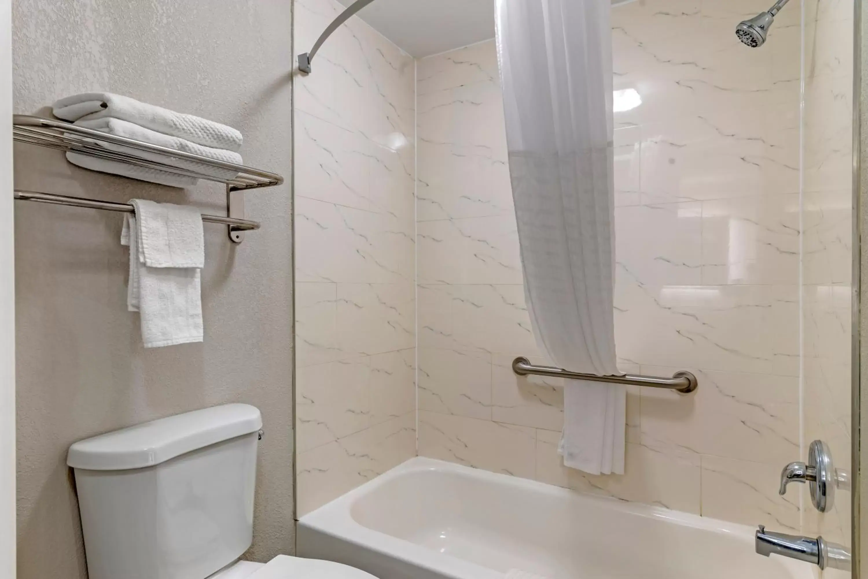 Bathroom in Quality Inn Newnan - Atlanta South Bathroom in Quality Inn Newnan - Atlanta South