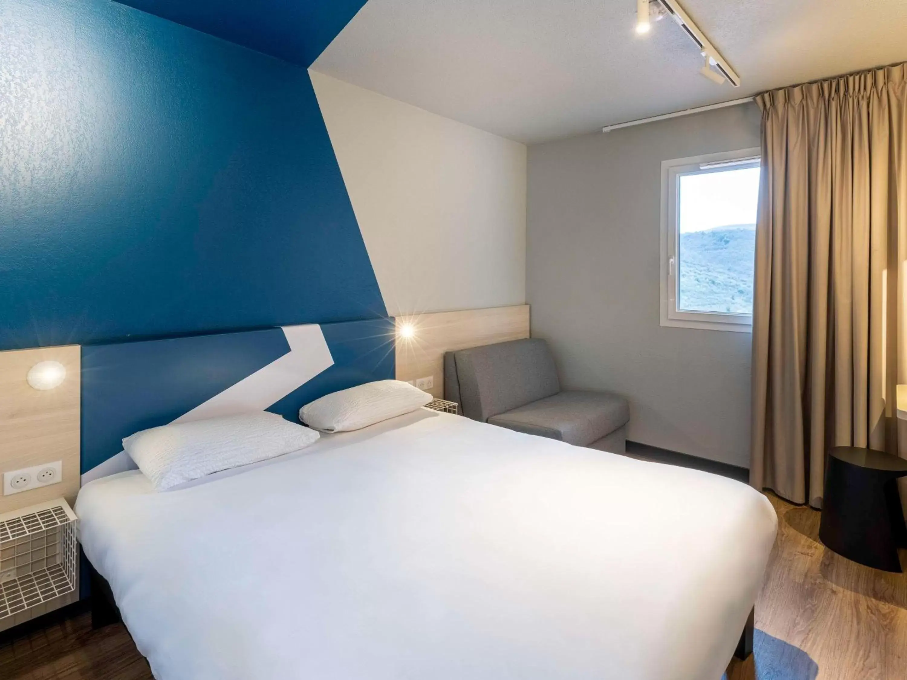 Bedroom, Bed in ibis Budget Millau Viaduc