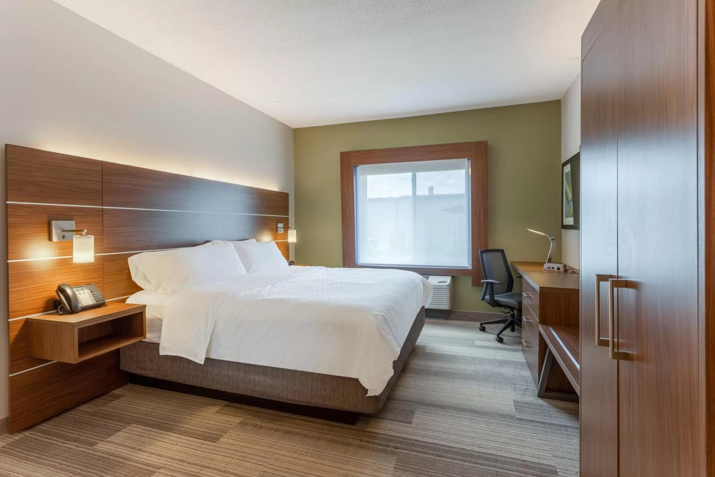 Photo of the whole room, Bed in Holiday Inn Express Hotel & Suites Burlington by IHG