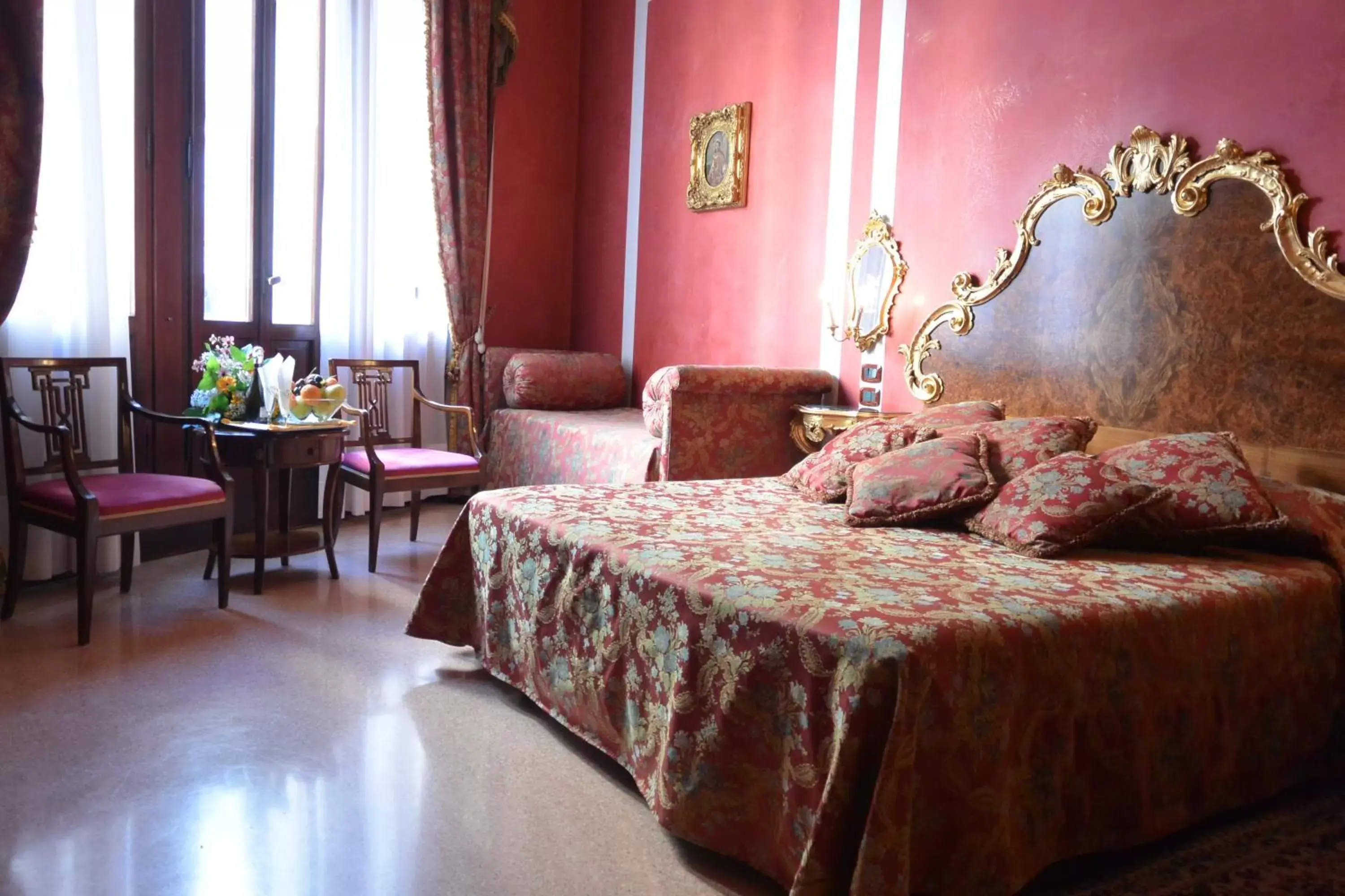 Photo of the whole room, Bed in Hotel San Moisè