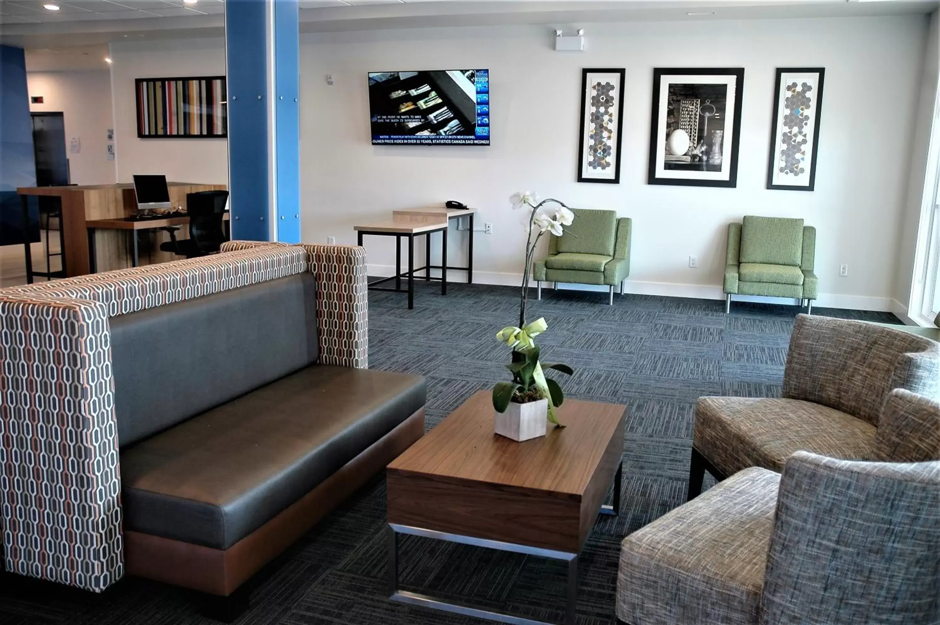 Lobby or reception, Seating Area in Holiday Inn Express & Suites - Edmonton SW – Windermere, an IHG Hotel