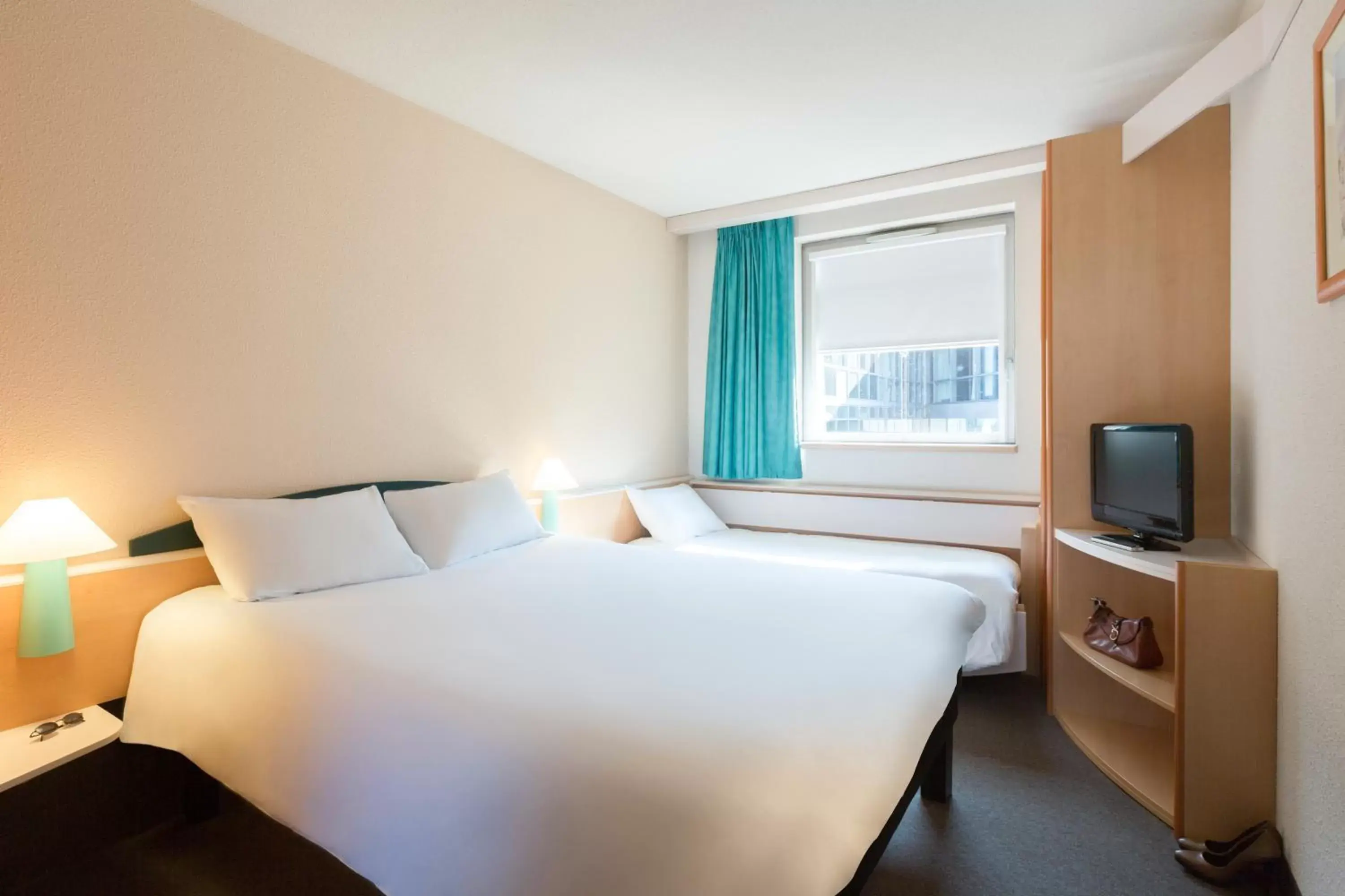 Standard Room with Double and Single Bed in ibis Lyon Est Bron