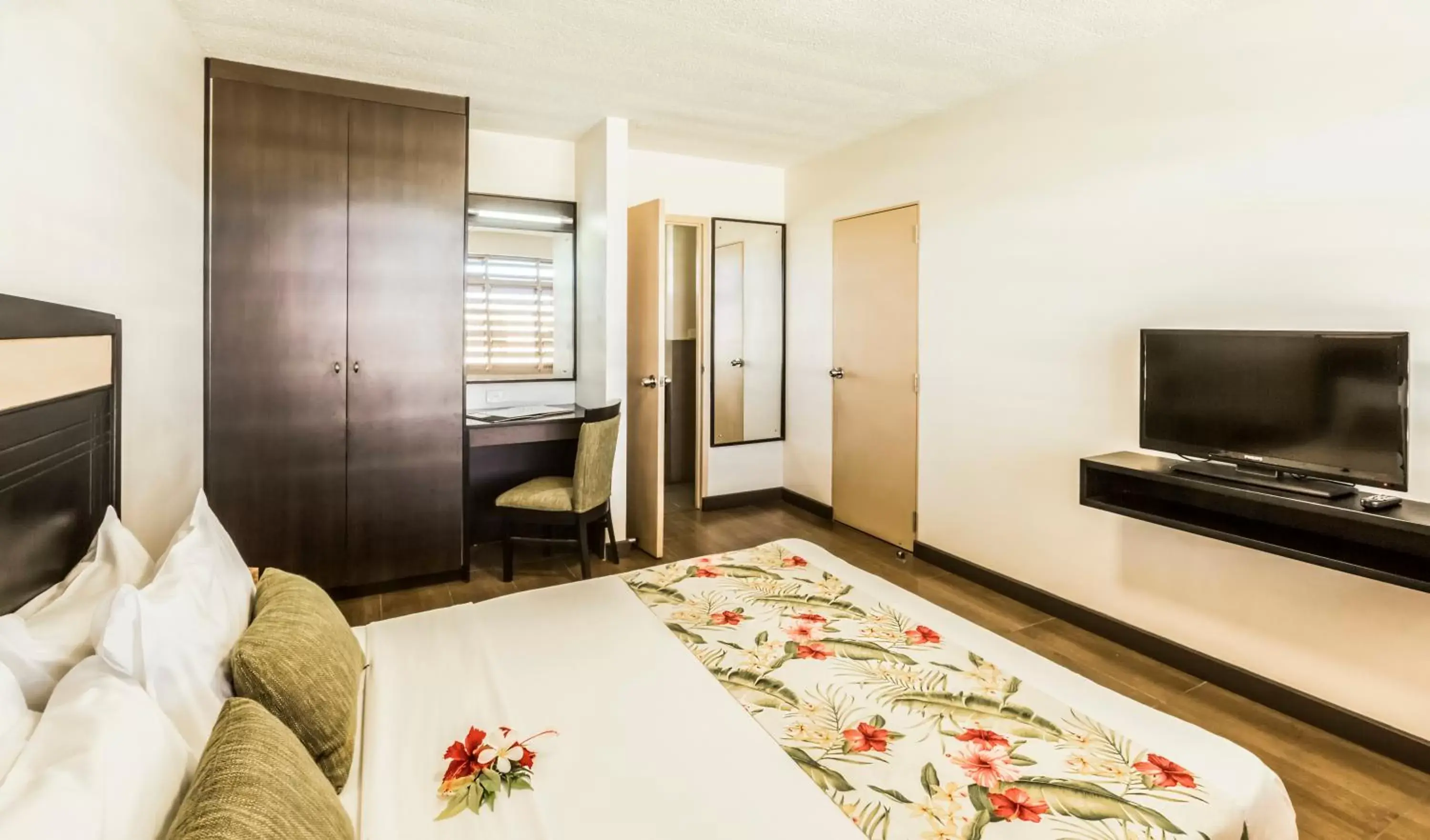 Bedroom, TV/Entertainment Center in Tokatoka Resort Hotel