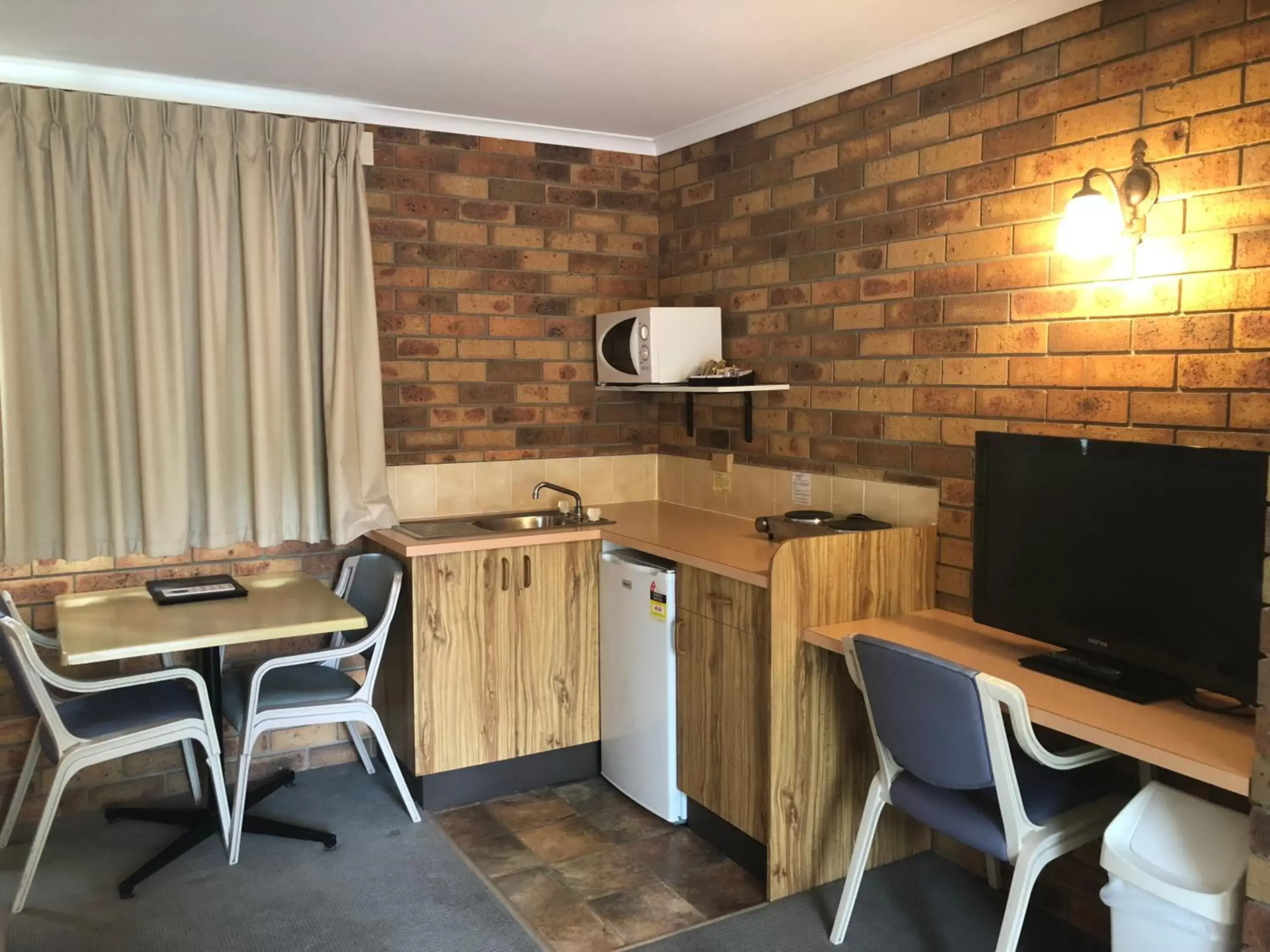 Kitchen/Kitchenette in Ocean View Motor Inn Merimbula