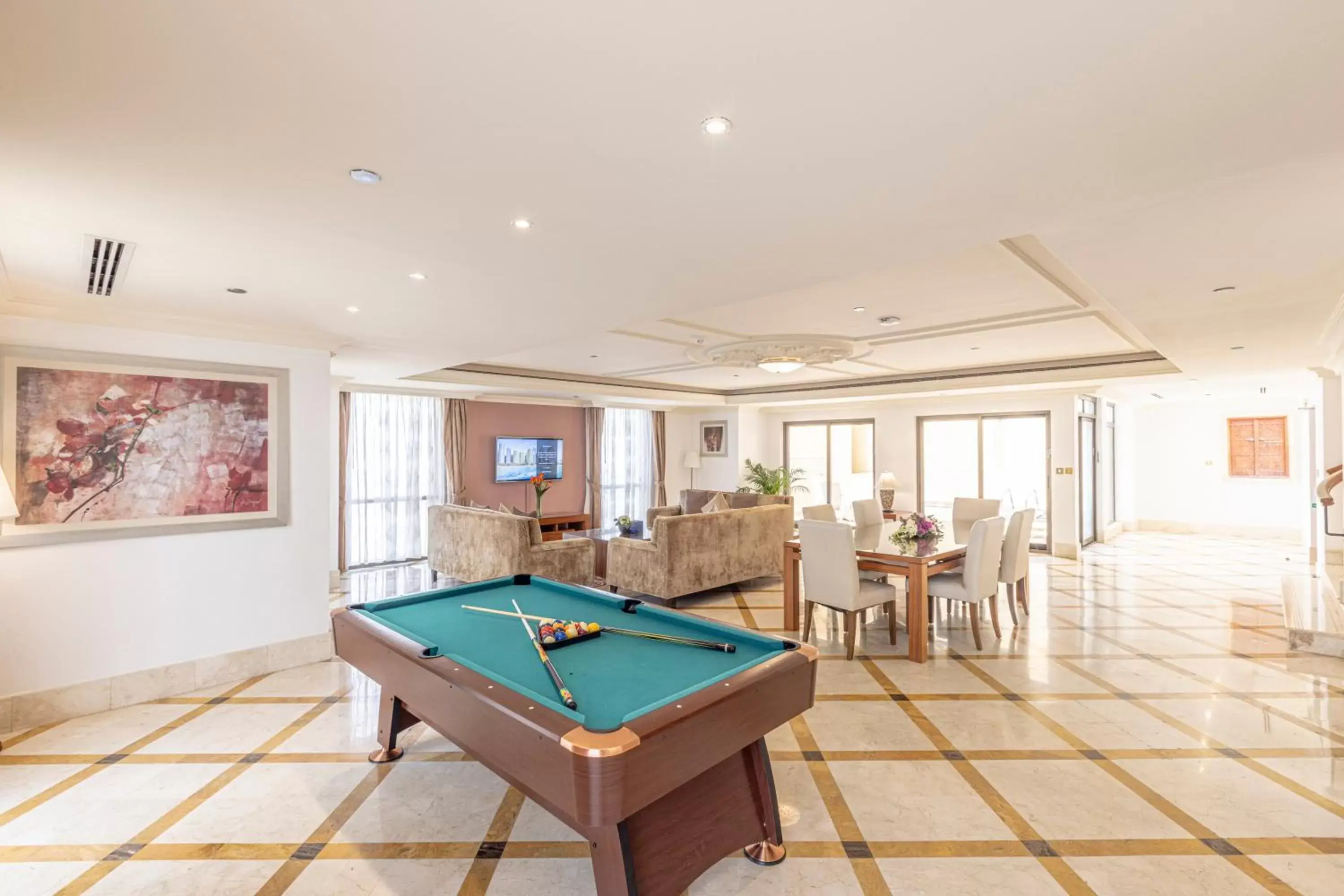Living room, Billiards in Roda Amwaj Suites Jumeirah Beach Residence