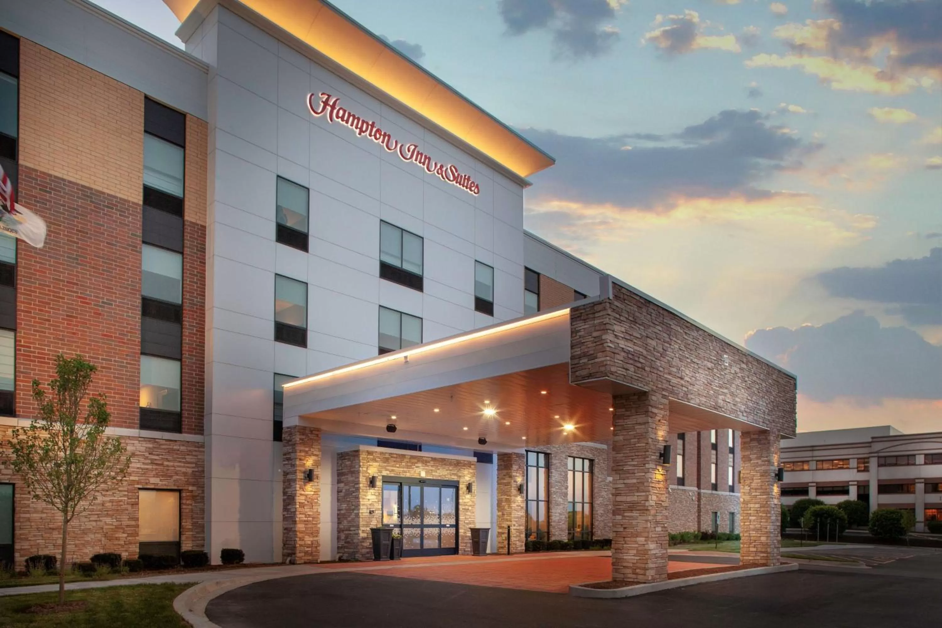 Property building in Hampton Inn & Suites Chicago-Burr Ridge