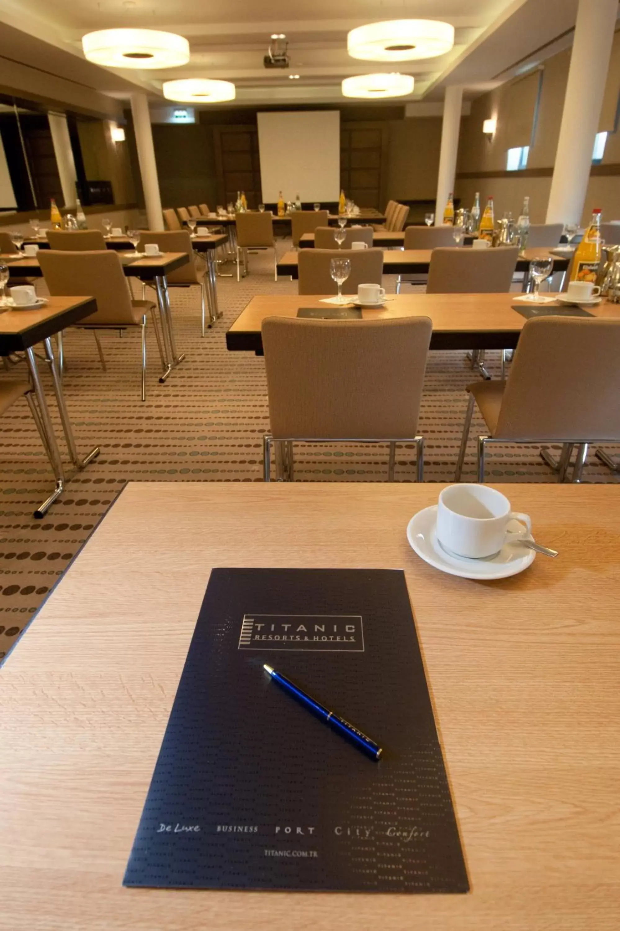 Meeting/conference room, Restaurant/Places to Eat in TITANIC Comfort Mitte