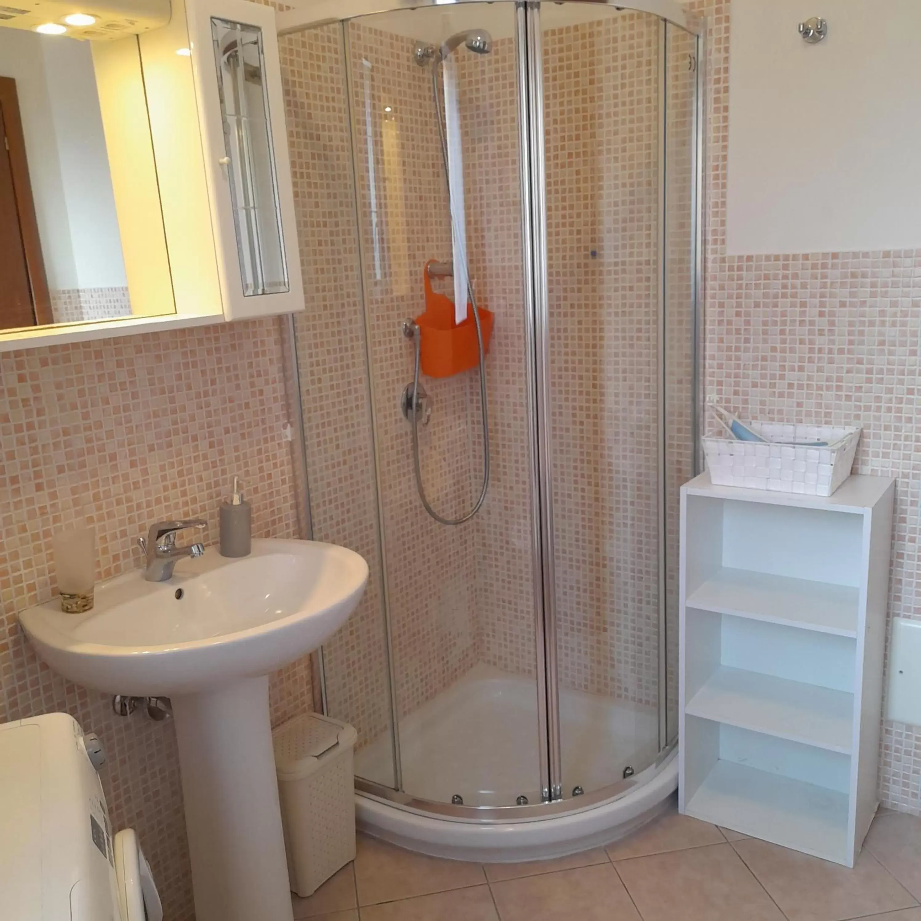 Shower, Bathroom in La Fortezza casa vacanze & appartament