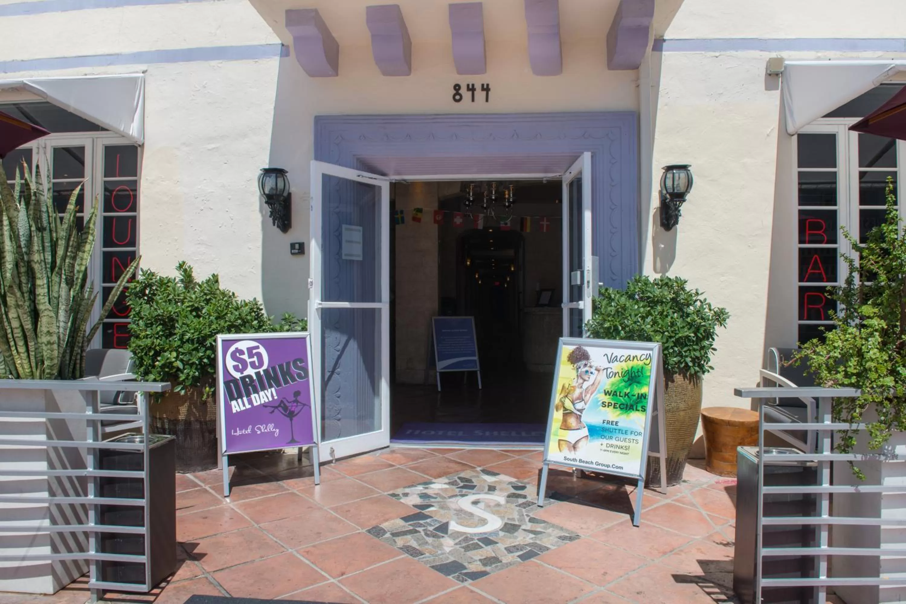 Patio in Shelley Hotel