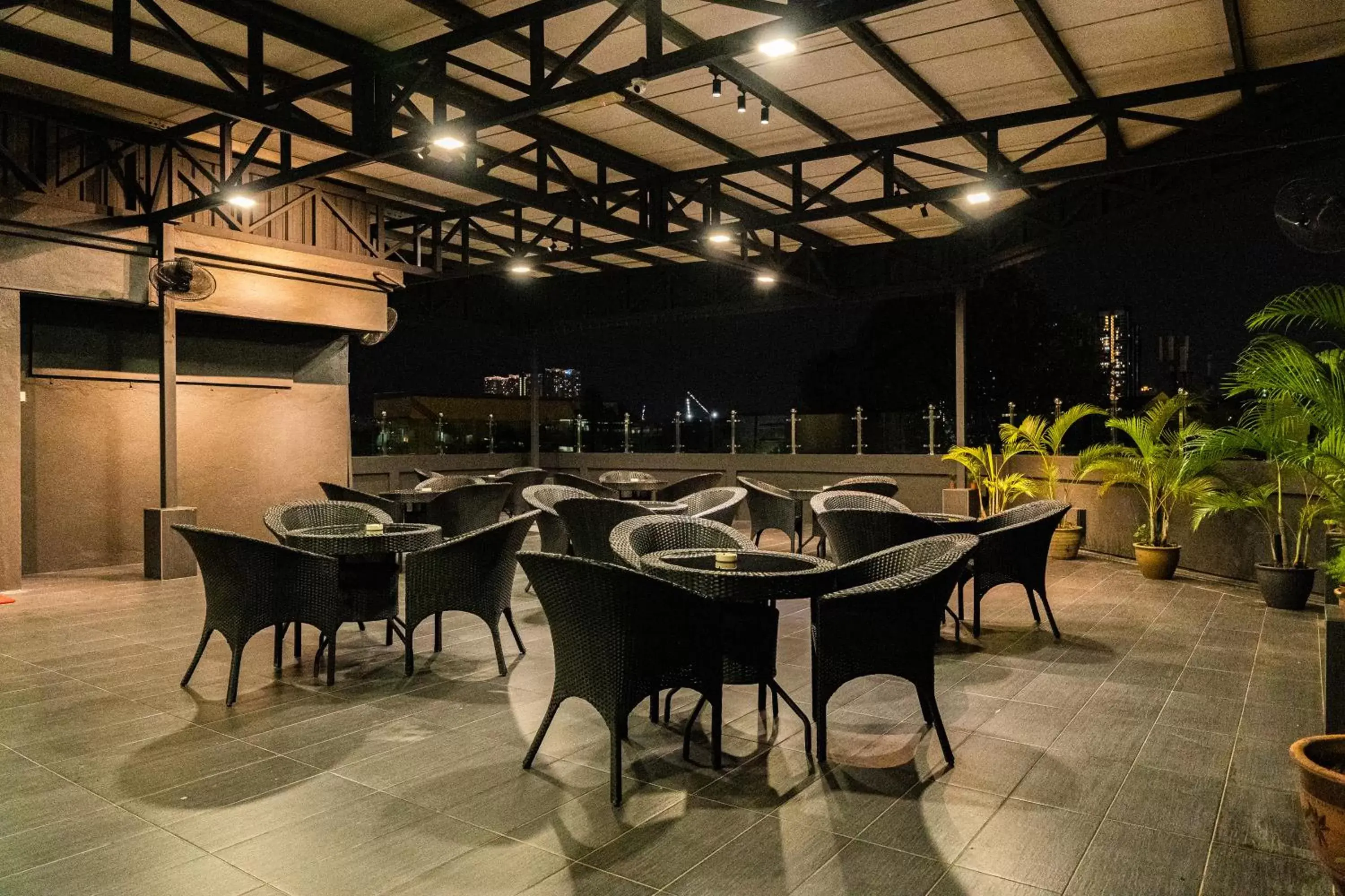 Patio, Restaurant/Places to Eat in Suwara Hotel Kepong KL