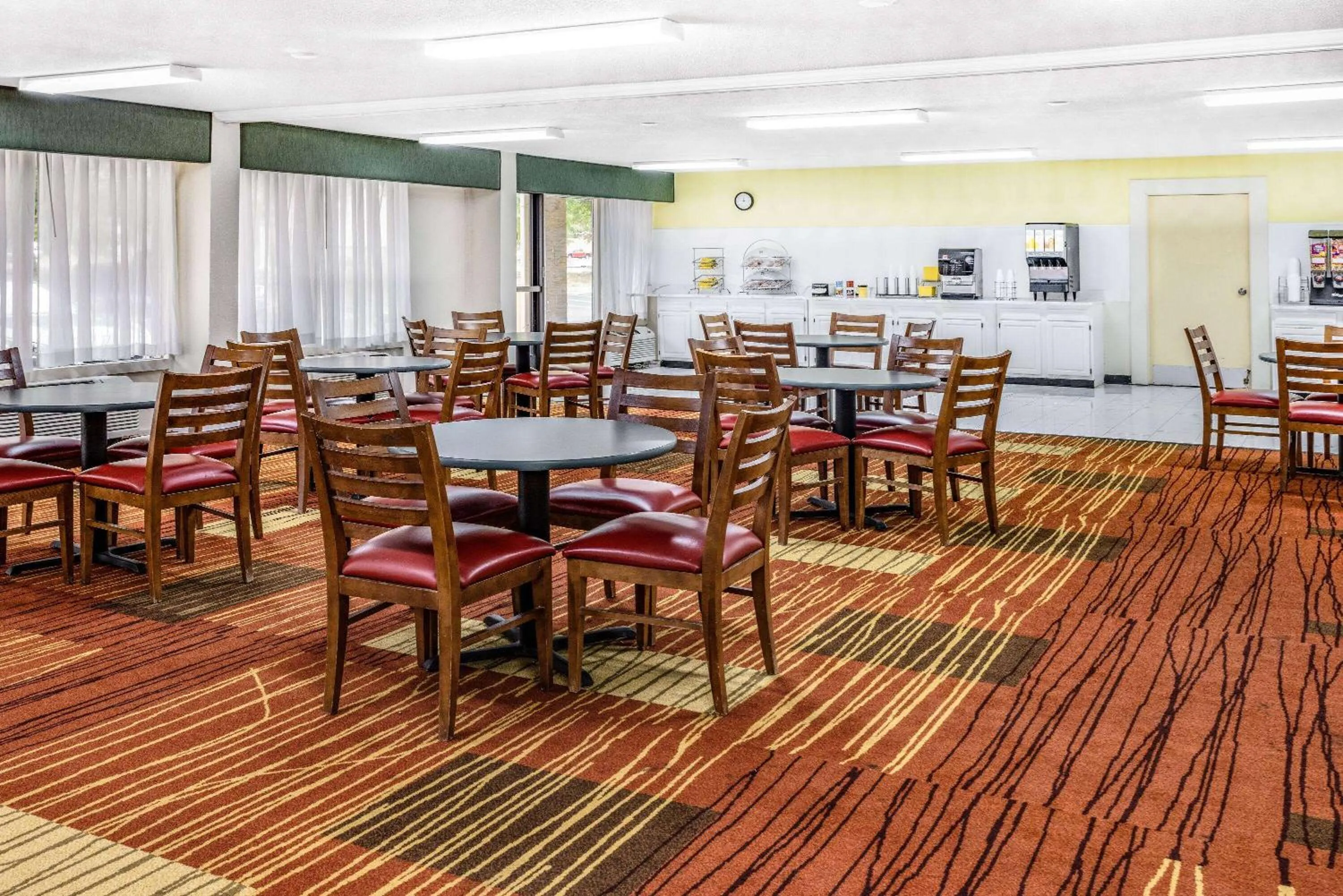 Breakfast in Days Inn & Suites by Wyndham Colonial