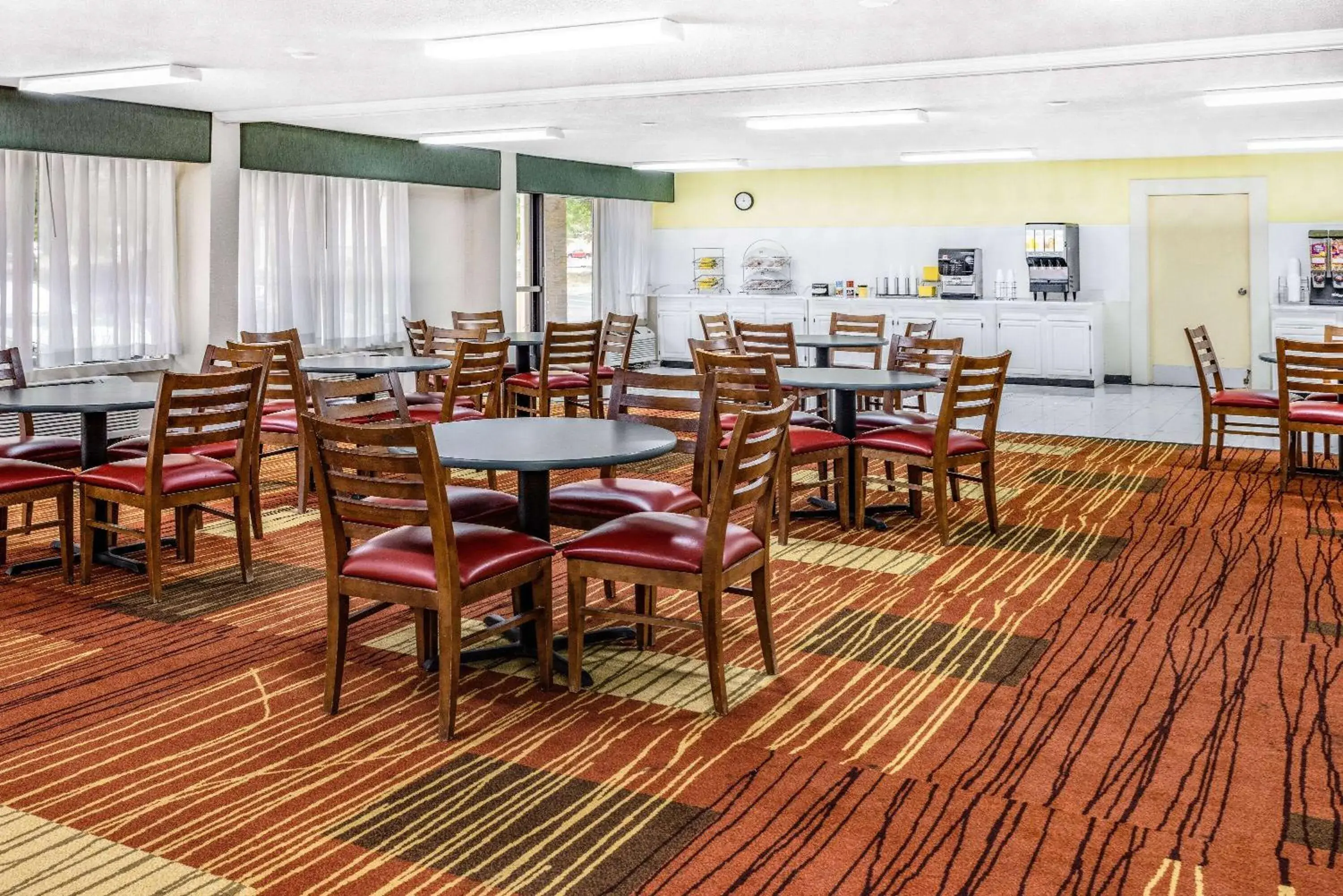 Breakfast, Restaurant/Places to Eat in Days Inn & Suites by Wyndham Colonial