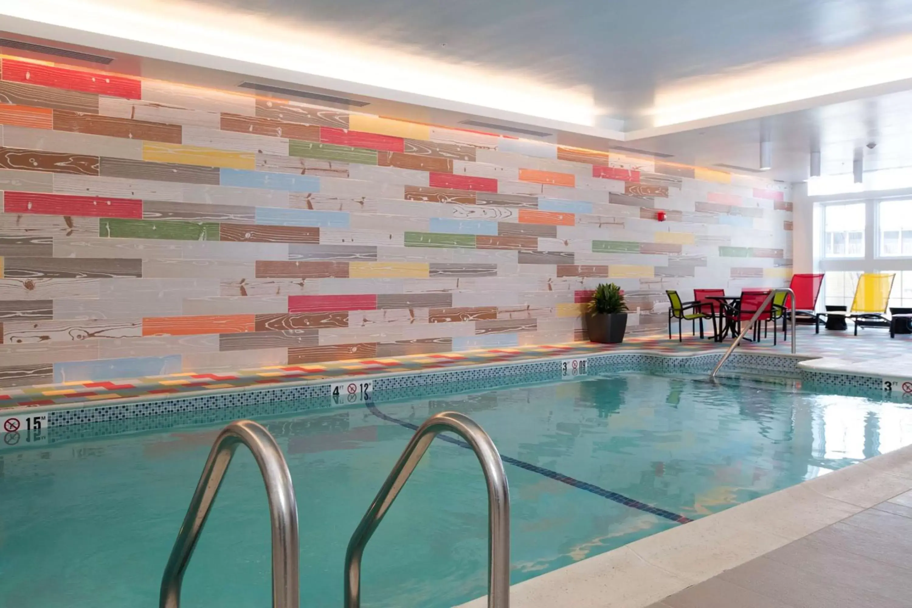 Restaurant/places to eat, Swimming Pool in Hilton Garden Inn Burlington Downtown