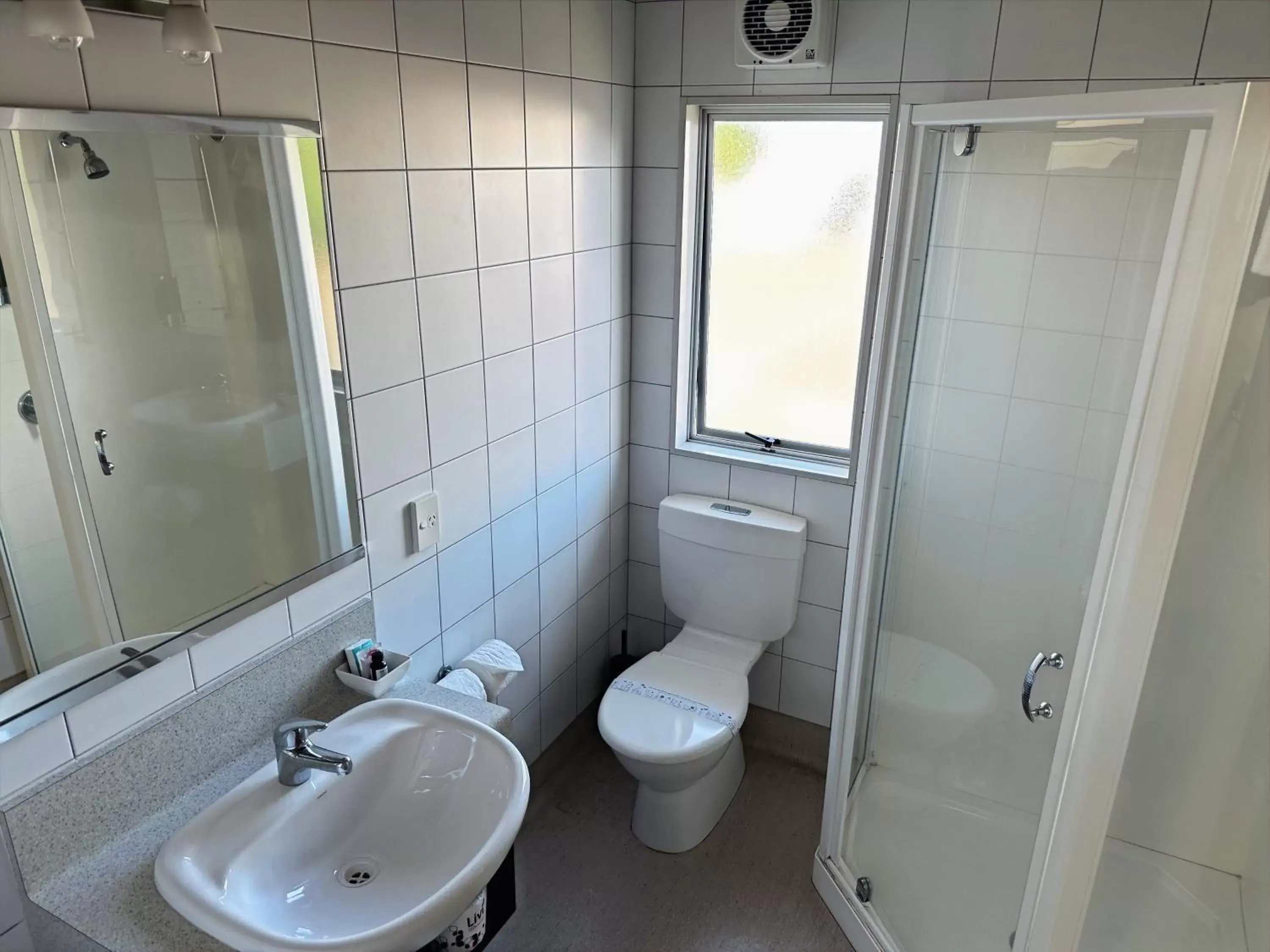 Shower, Bathroom in Arena Lodge