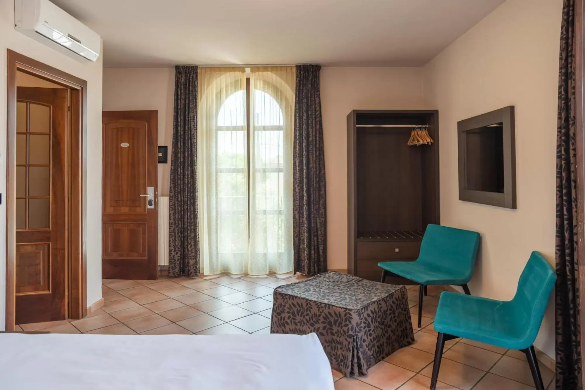 Bedroom, Seating Area in Le Torri - Castiglione Falletto