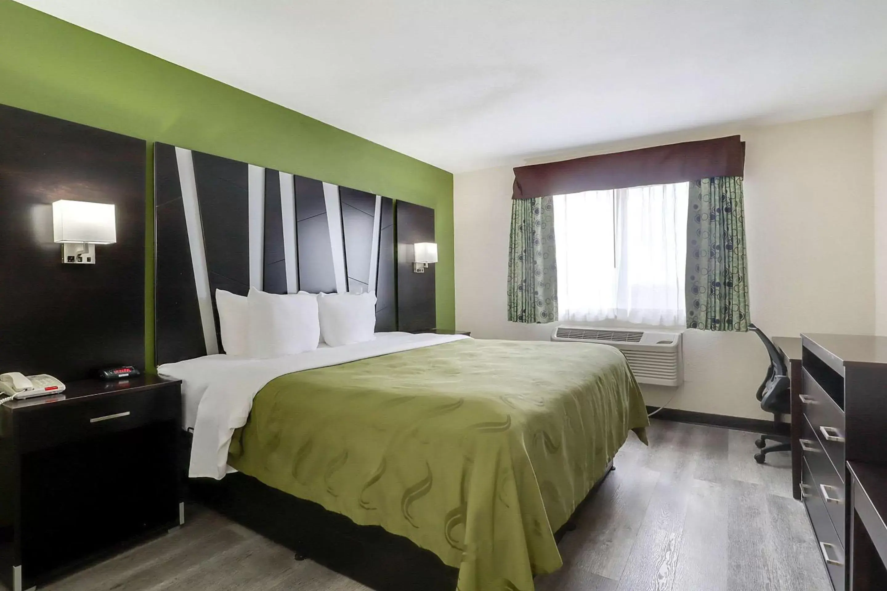 Photo of the whole room, Bed in Quality Suites Albuquerque Airport Photo of the whole room, Bed in Quality Suites Albuquerque Airport