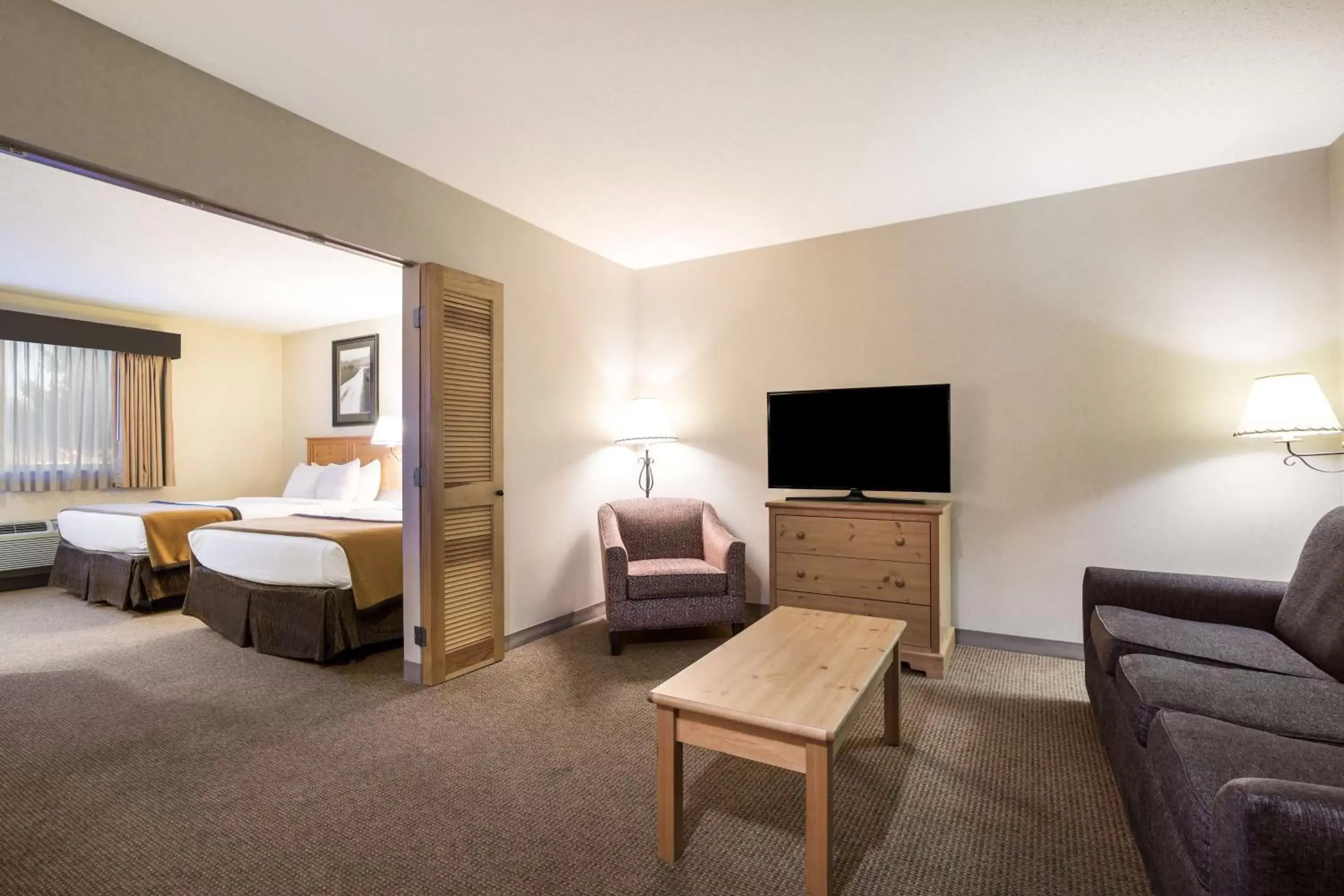 Bedroom, TV/Entertainment Center in Best Western Golden Spike Inn & Suites
