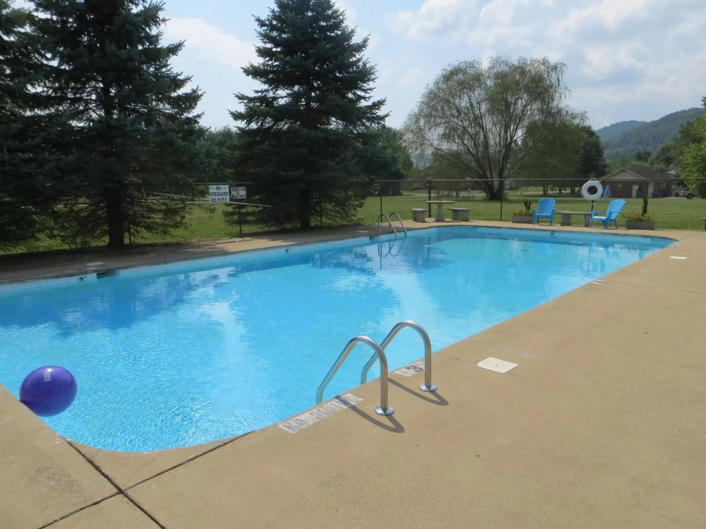 Swimming Pool in Americourt Hotel - Mountain City