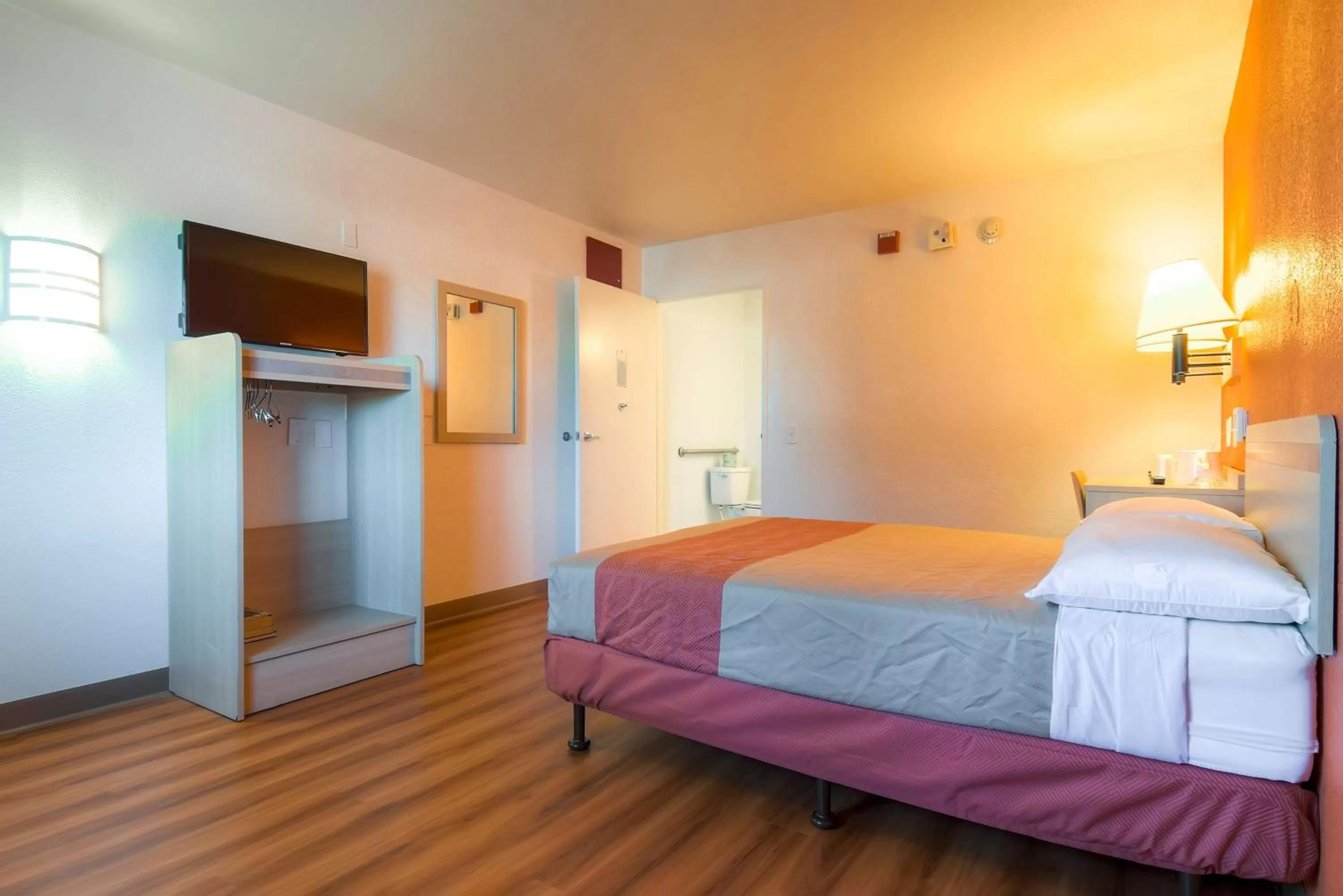 TV and multimedia, Bed in Motel 6-Rancho Mirage, CA - Palm Springs