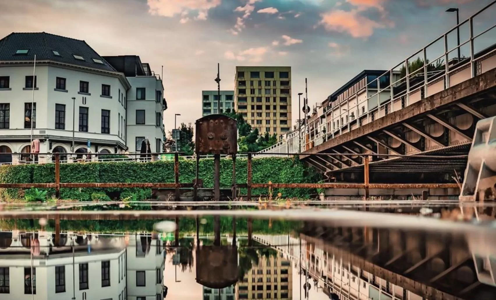 Property building in U Eat & Sleep Antwerp