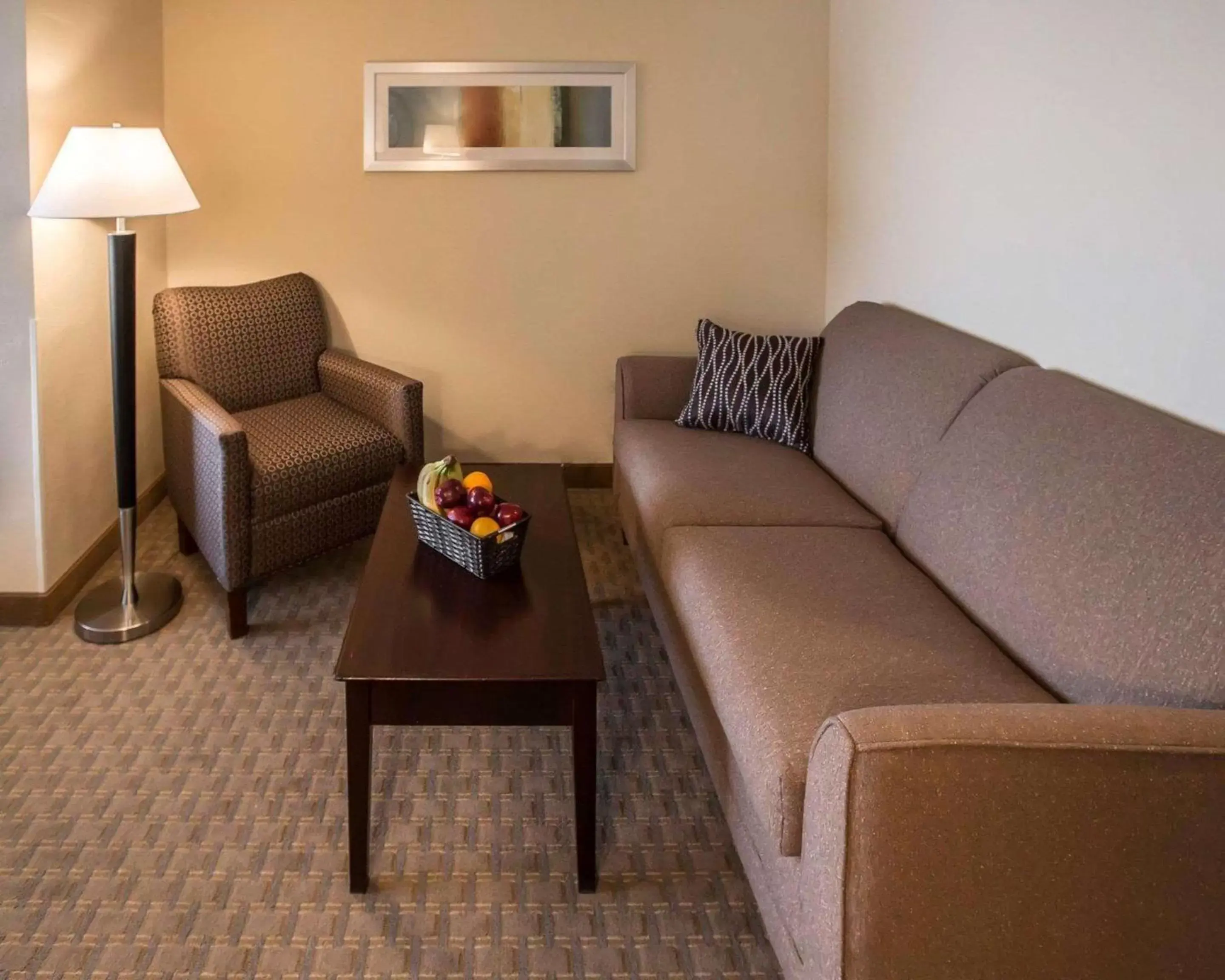 Photo of the whole room, Seating Area in Comfort Suites University Area Notre Dame-South Bend