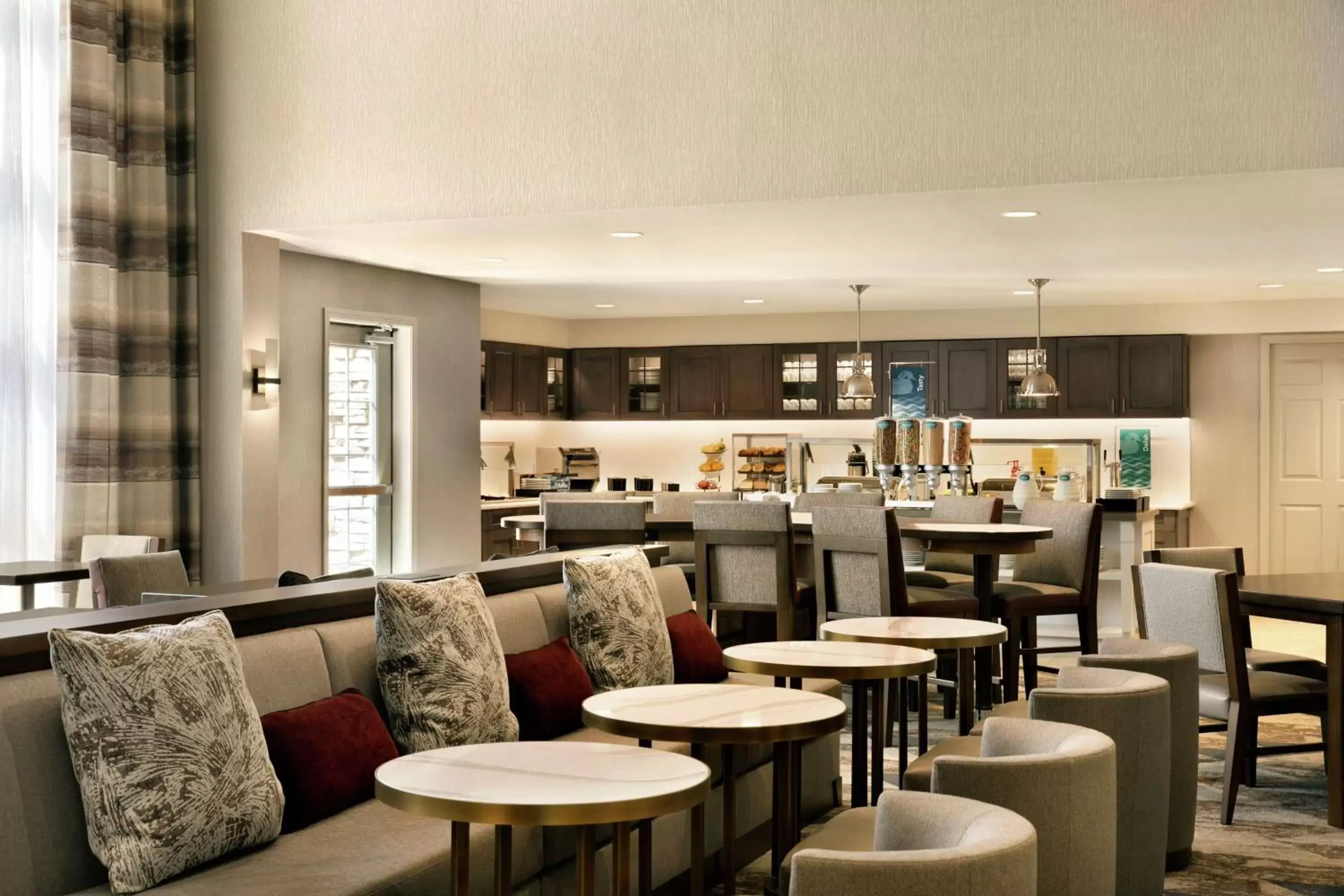 Breakfast, Lounge/Bar in Homewood Suites by Hilton Portland Airport