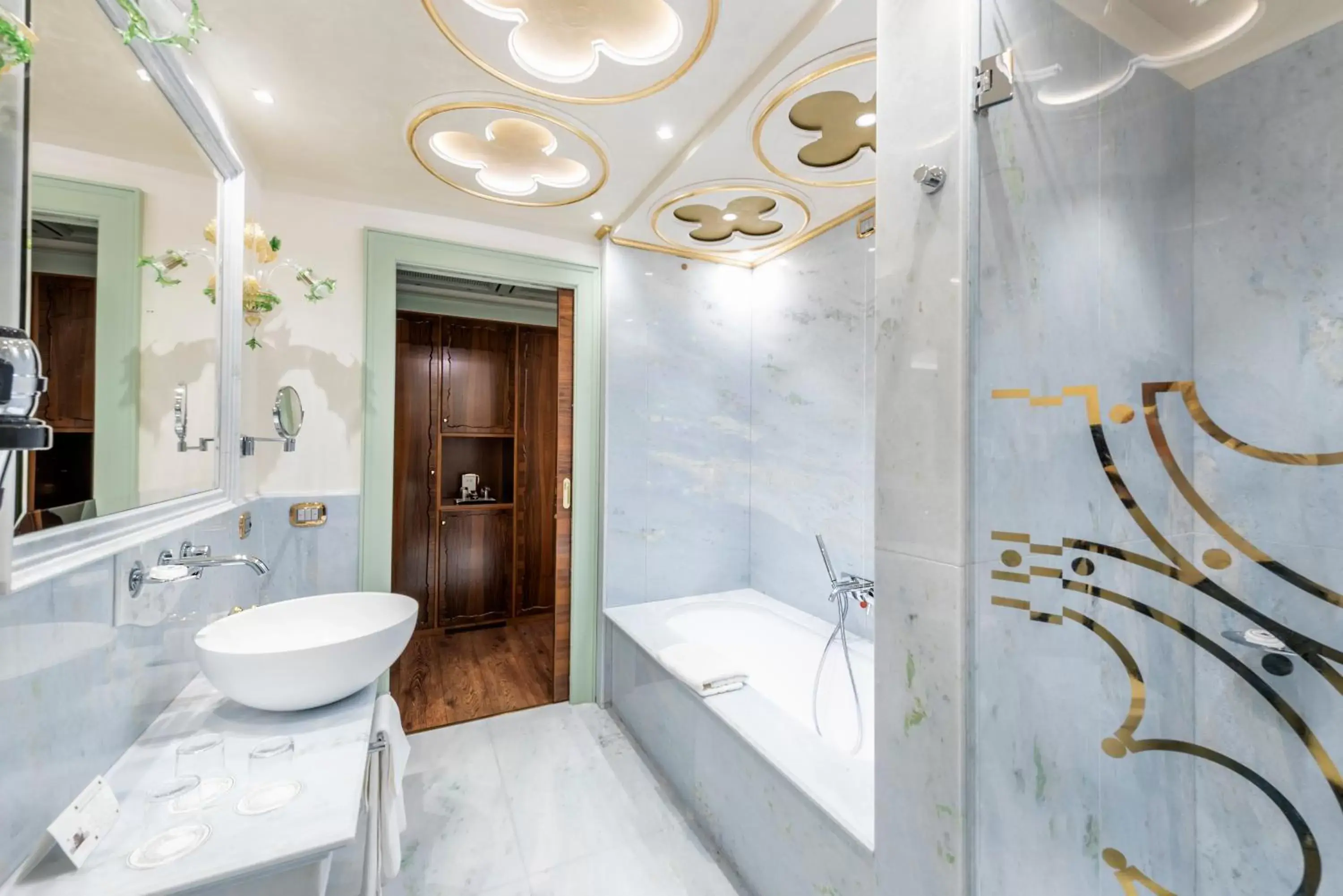 Bathroom in Monaco & Grand Canal