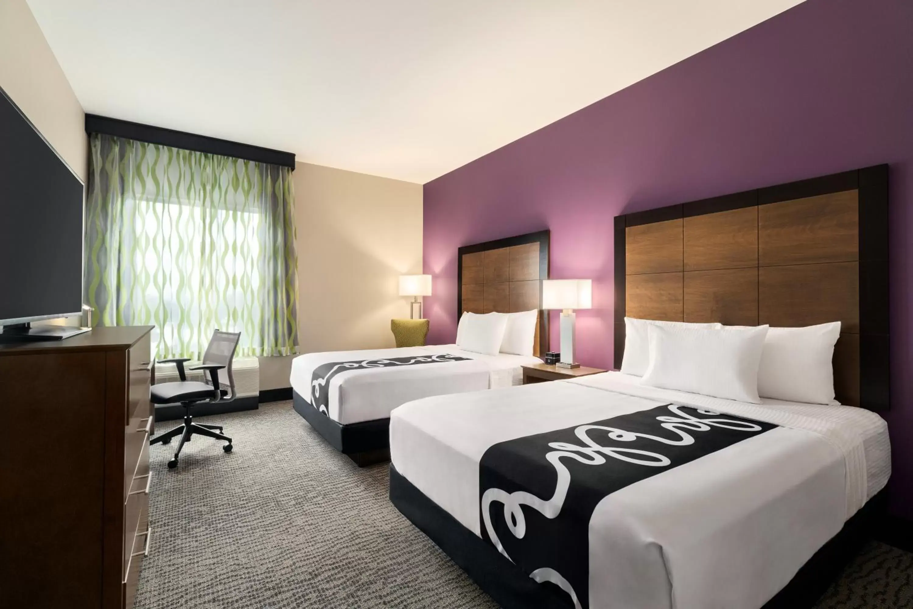 Bedroom, Bed in La Quinta Inn & Suites by Wyndham Burlington