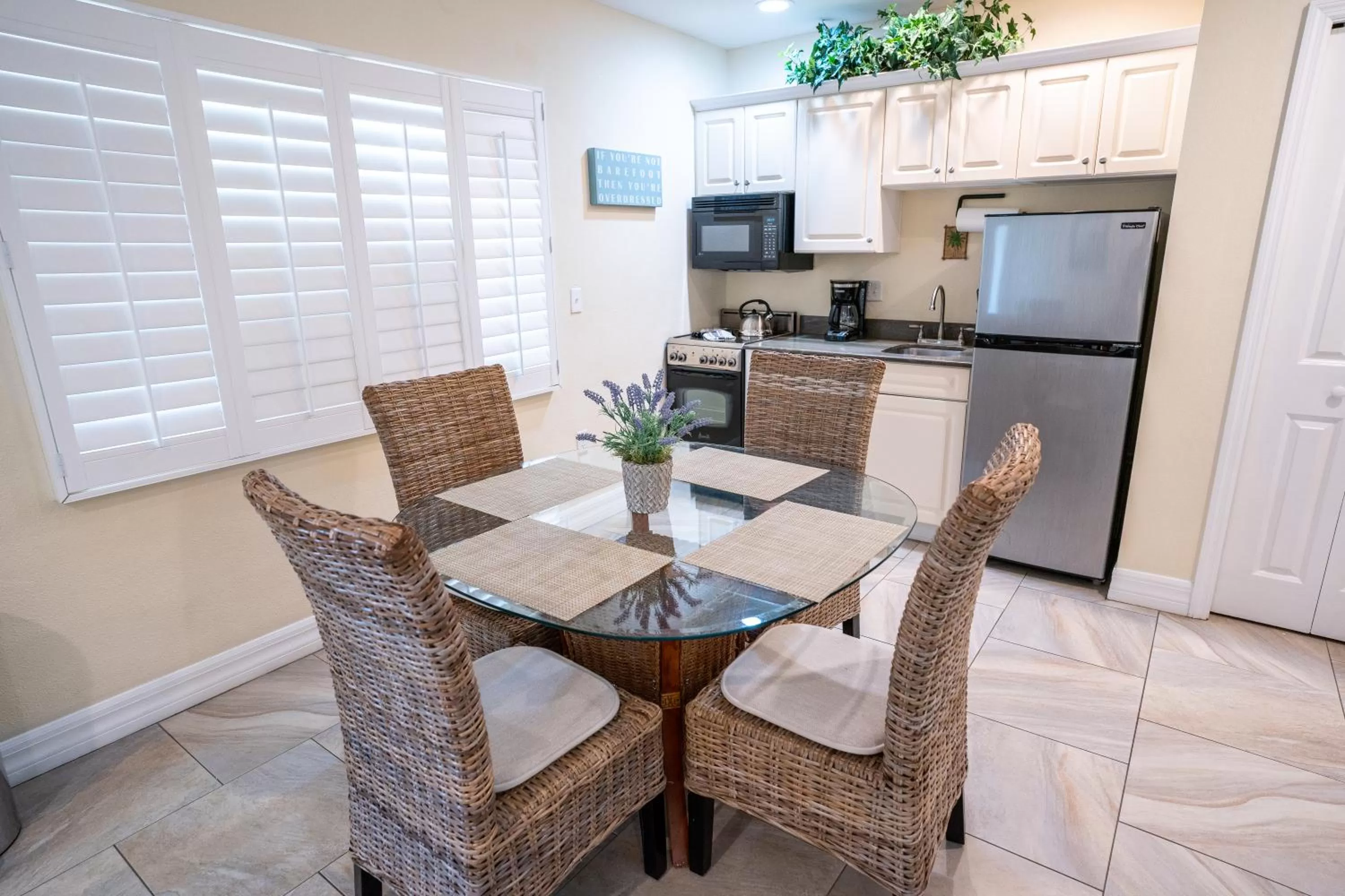 Kitchen or kitchenette in The Capri at Siesta