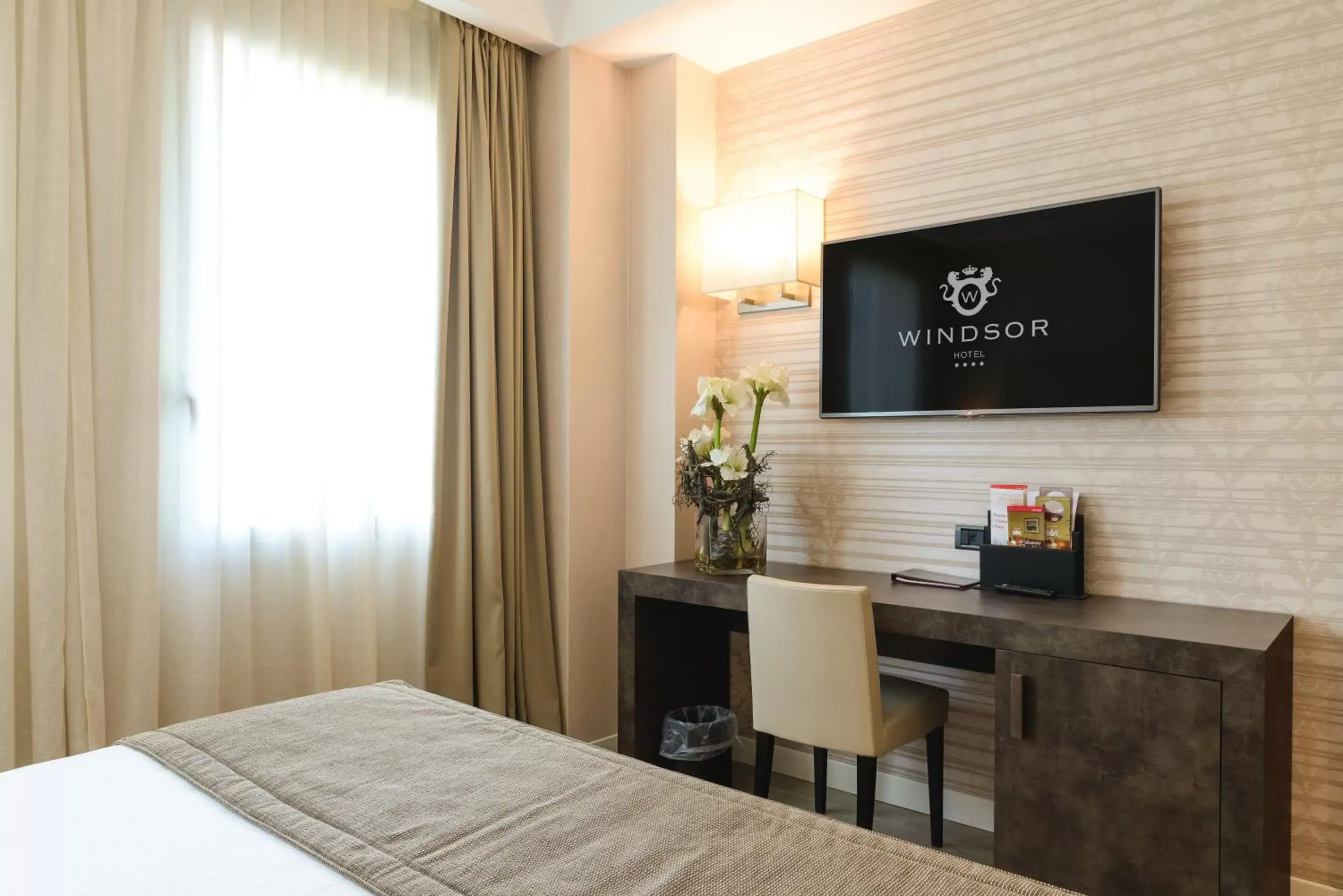 Bedroom, TV/Entertainment Center in Windsor Hotel Milano