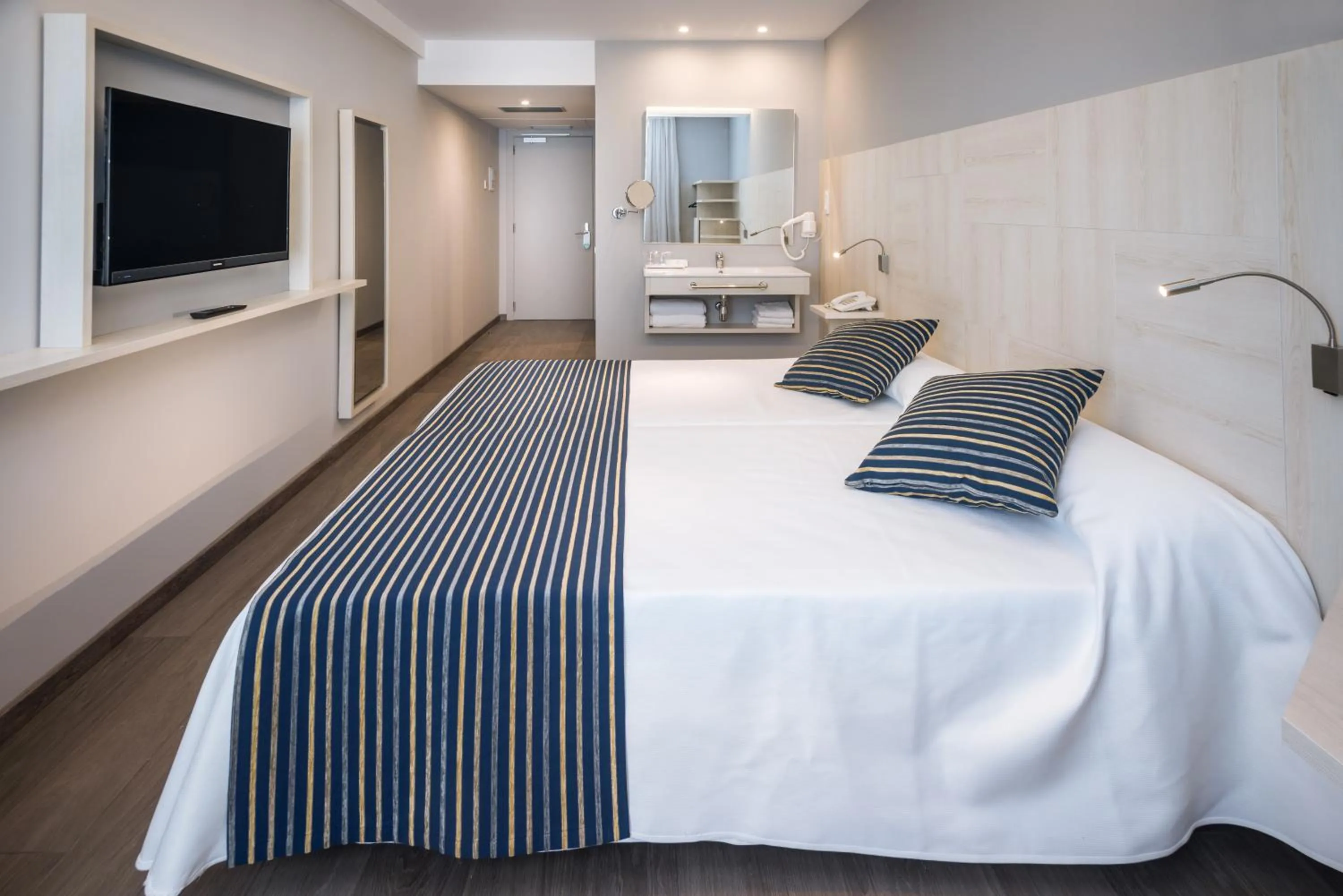 Photo of the whole room, Bed in GHT Sa Riera