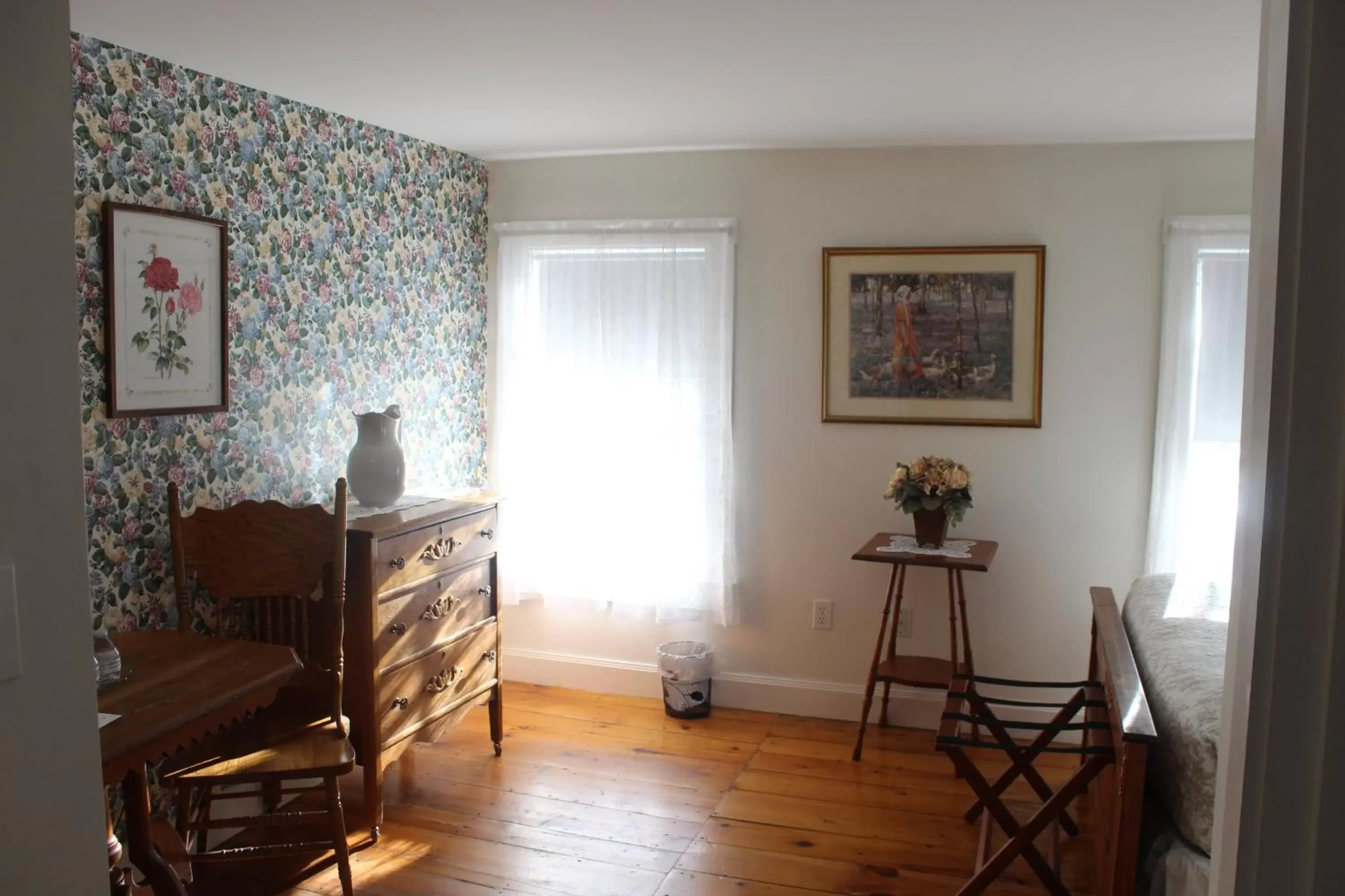 Photo of the whole room, Dining Area in Old Orchard Beach Inn