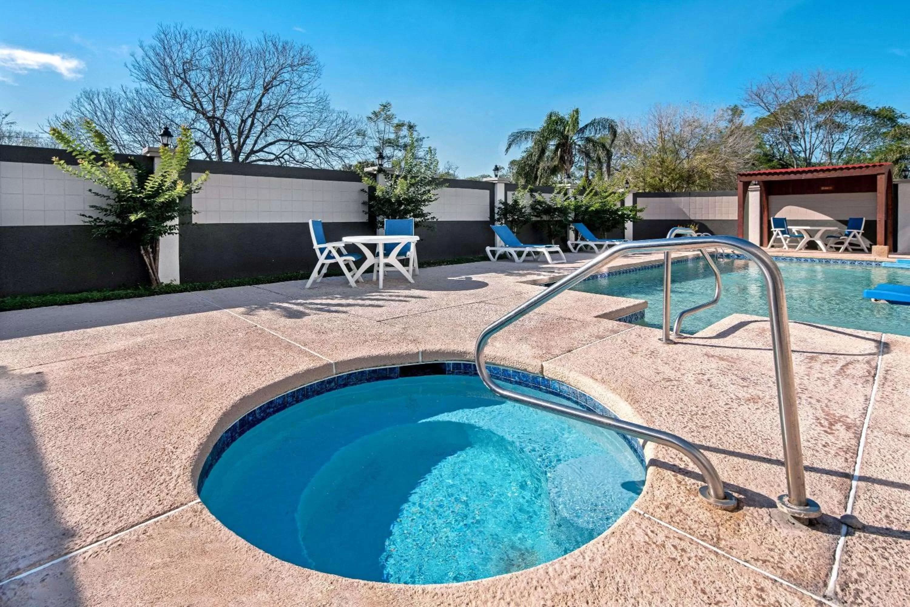 Hot Tub in La Quinta by Wyndham Brownsville North