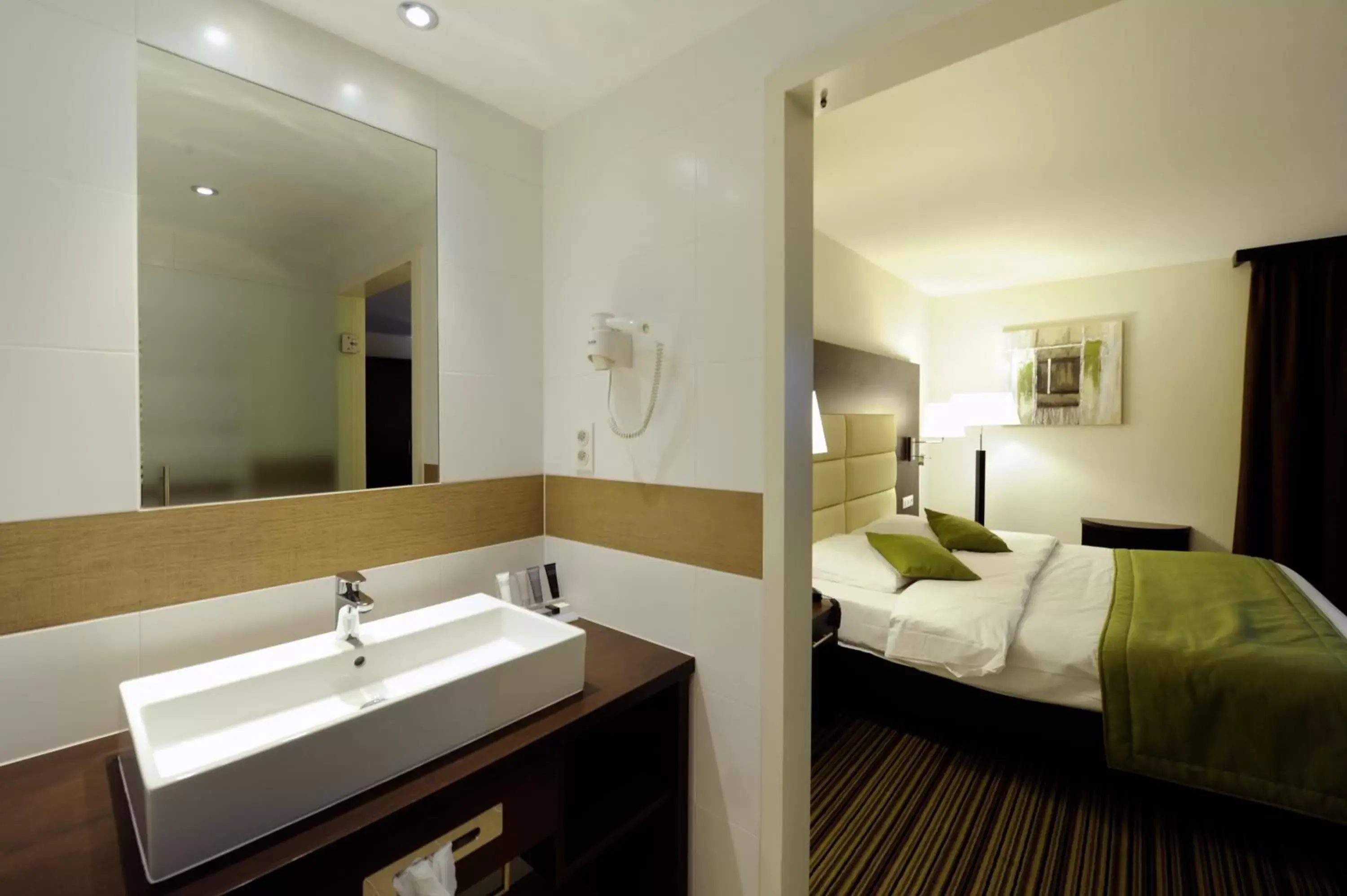 Bed, Bathroom in Hotel Charleroi Airport - Van Der Valk